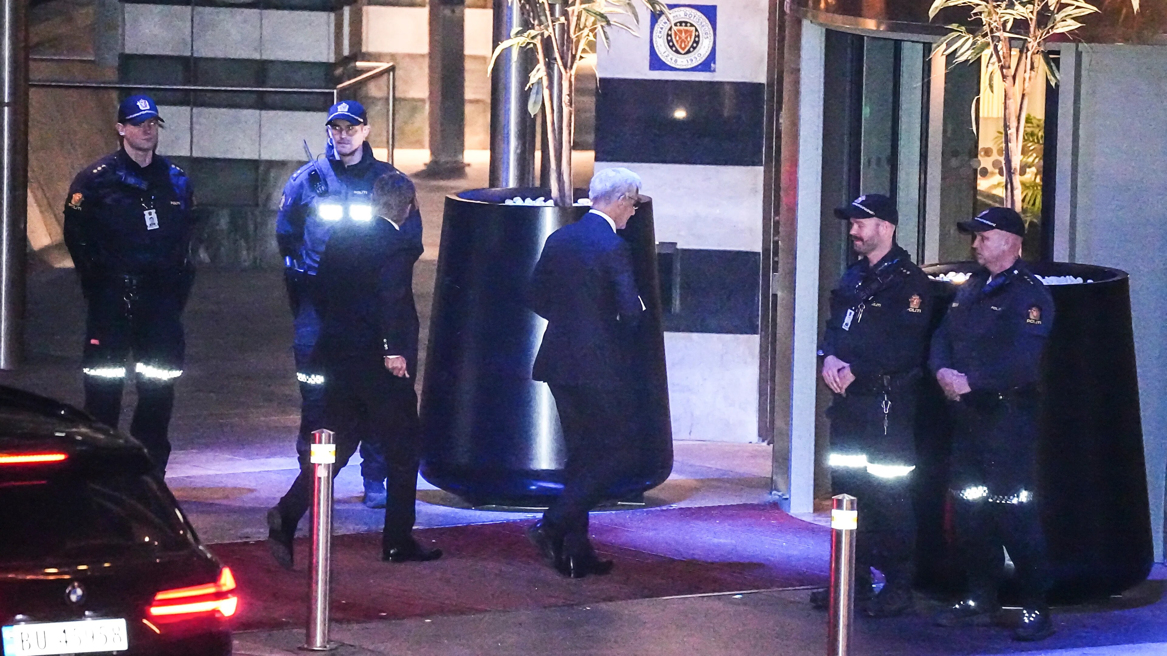 bilde av støre fotografert bakfra når han går inn på hotellet