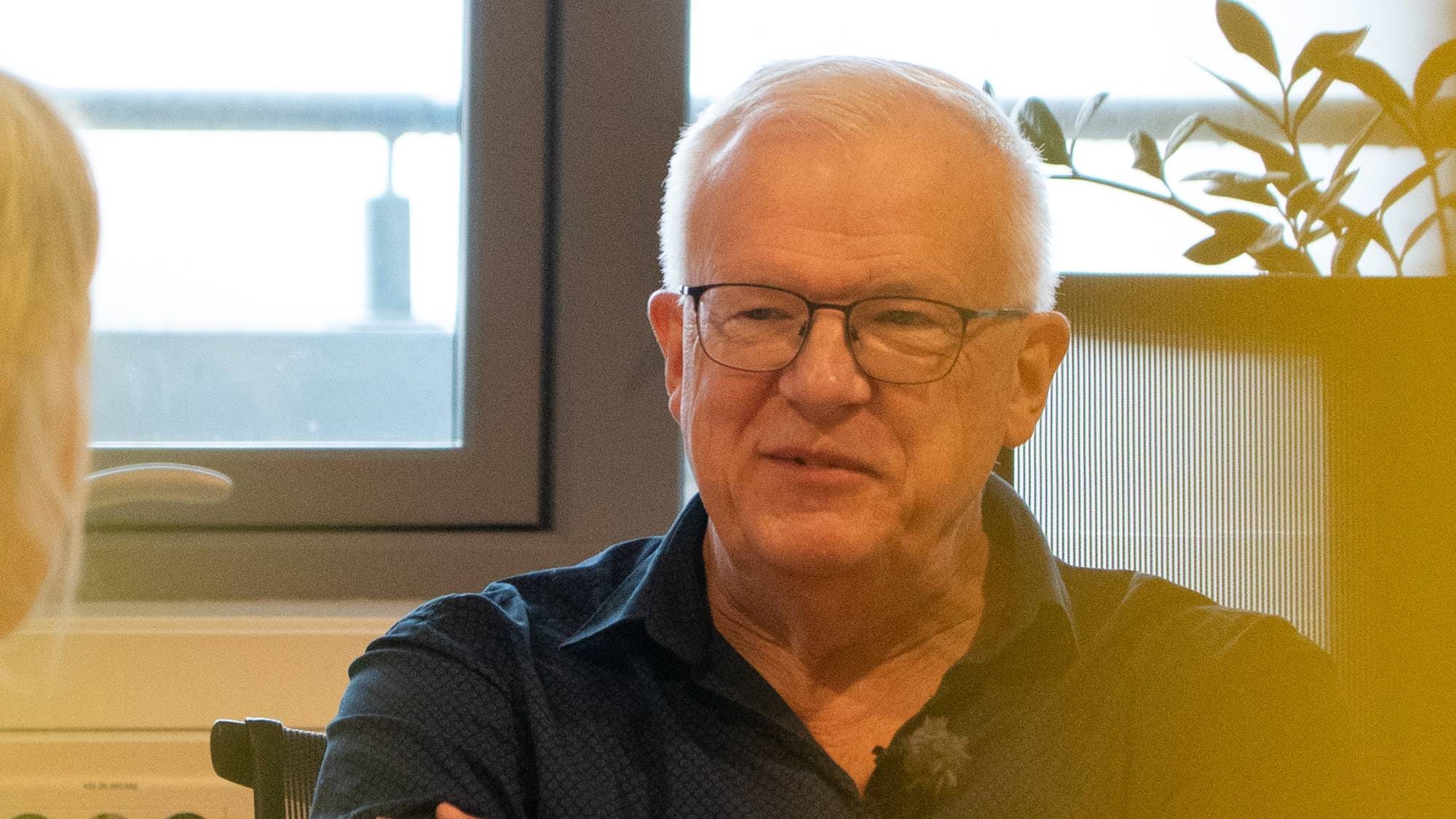 et bilde av mann og en kvinne som er tatt gjennom gule persienner 
