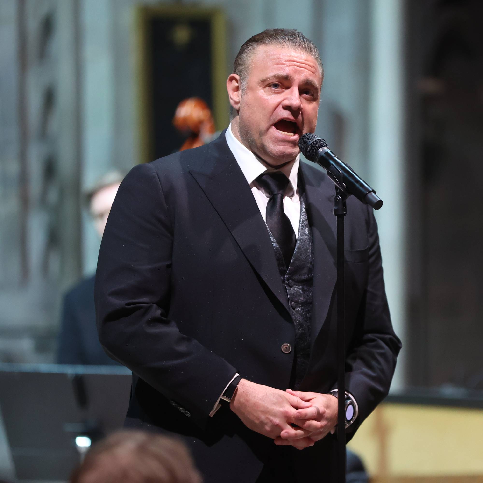 Den verdenskjente operasangeren Joseph Calleja synger i Nidarosdomen under feiringen. 