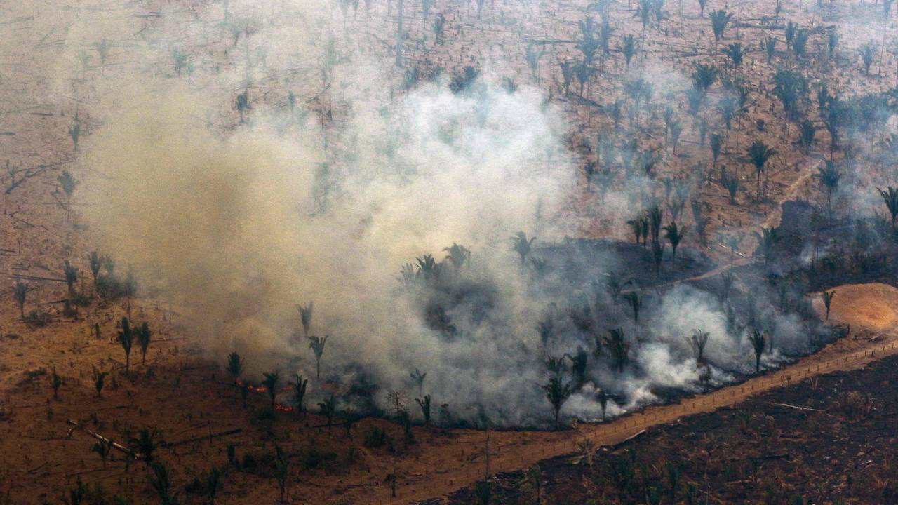 Røyk fra skogbrann i den brasilianske delen av Amazonas