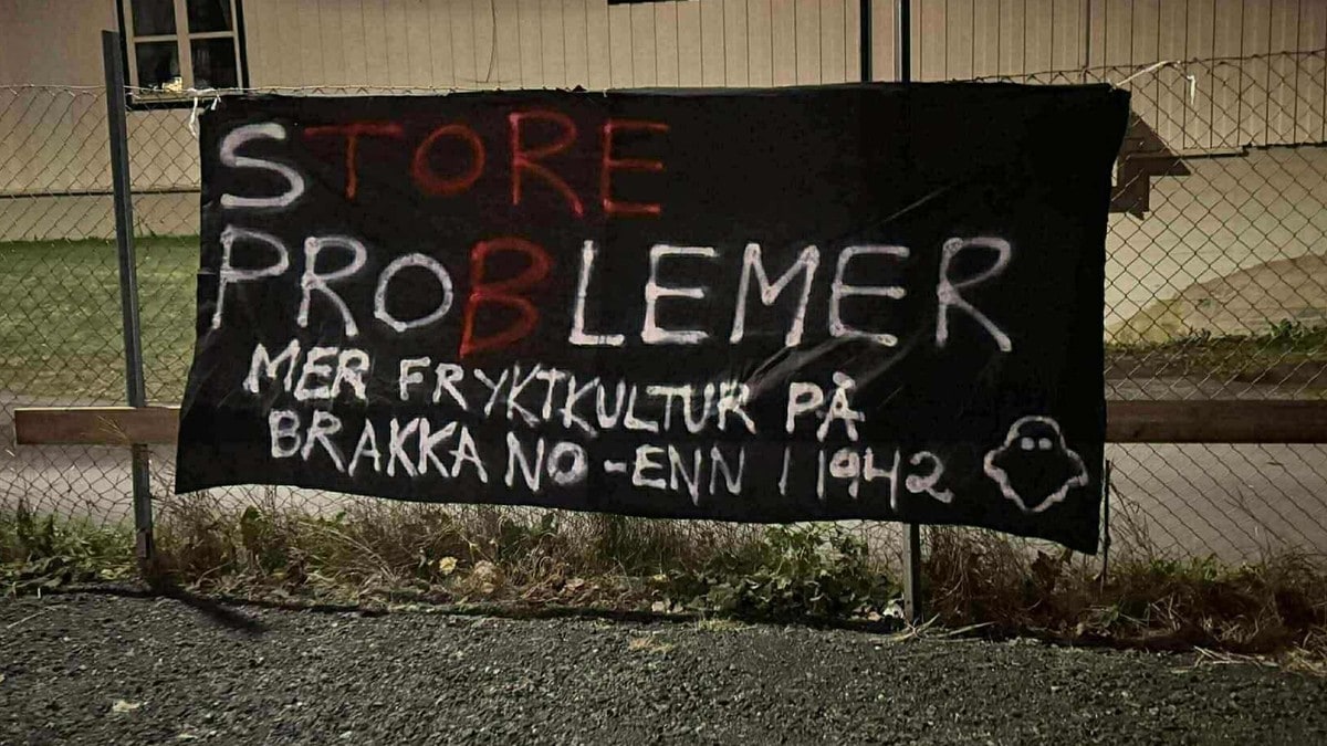 Kritisk banner hengt opp på Lerkendal: Stikk mot RBK-ledelsen