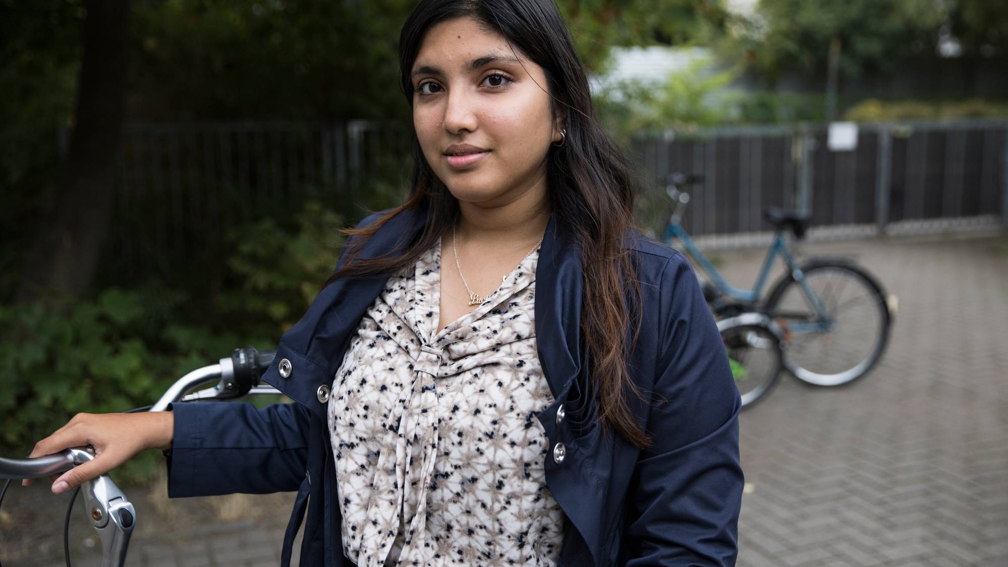 en person med langt hår på sykkel (Bildebeskrivelsen er laget av en KI-tjeneste)