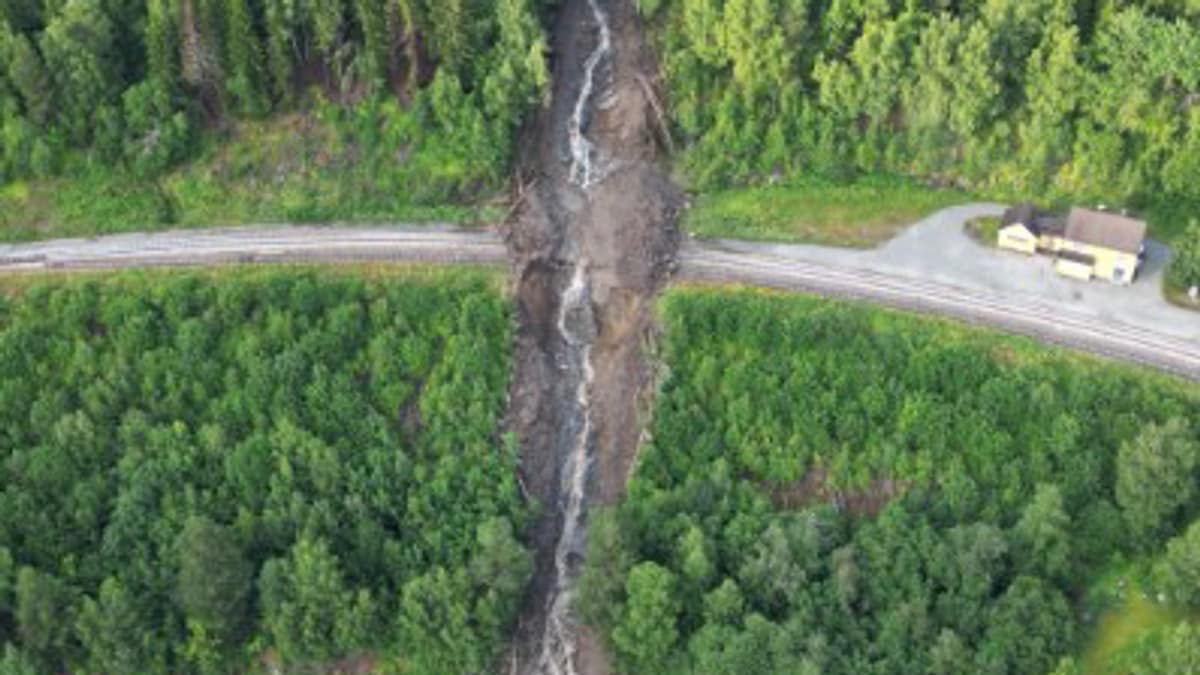 Togstasjon treft av ras – Raumabanen blir stengd ut sommaren