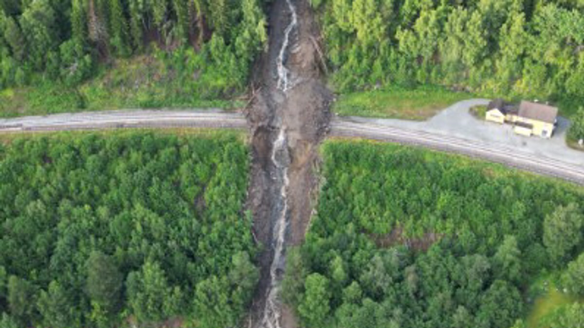 Togstasjon treft av ras - Raumabanen blir stengd ut sommaren