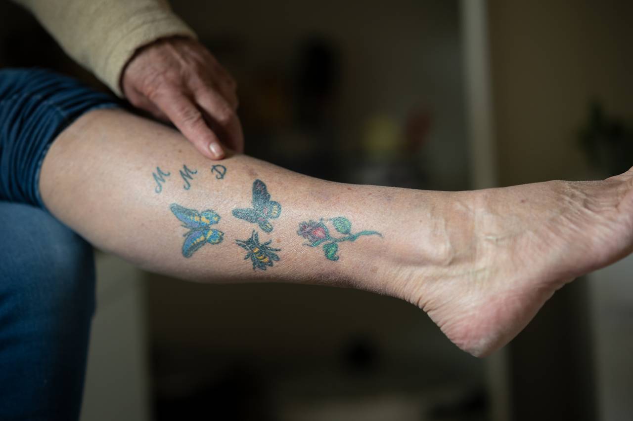 Else Mari og tatovering på leggen