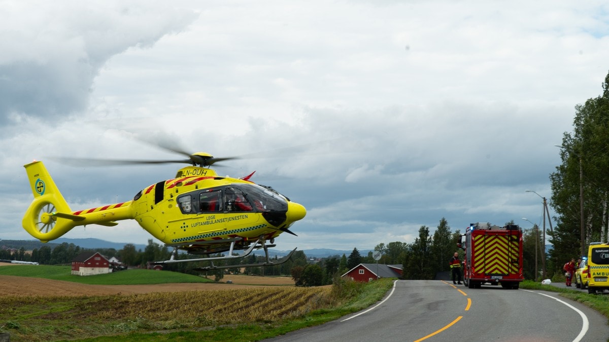 Motorsykkel kjørte av vegen i Stange – kvinne sendt til sykehus med luftambulanse