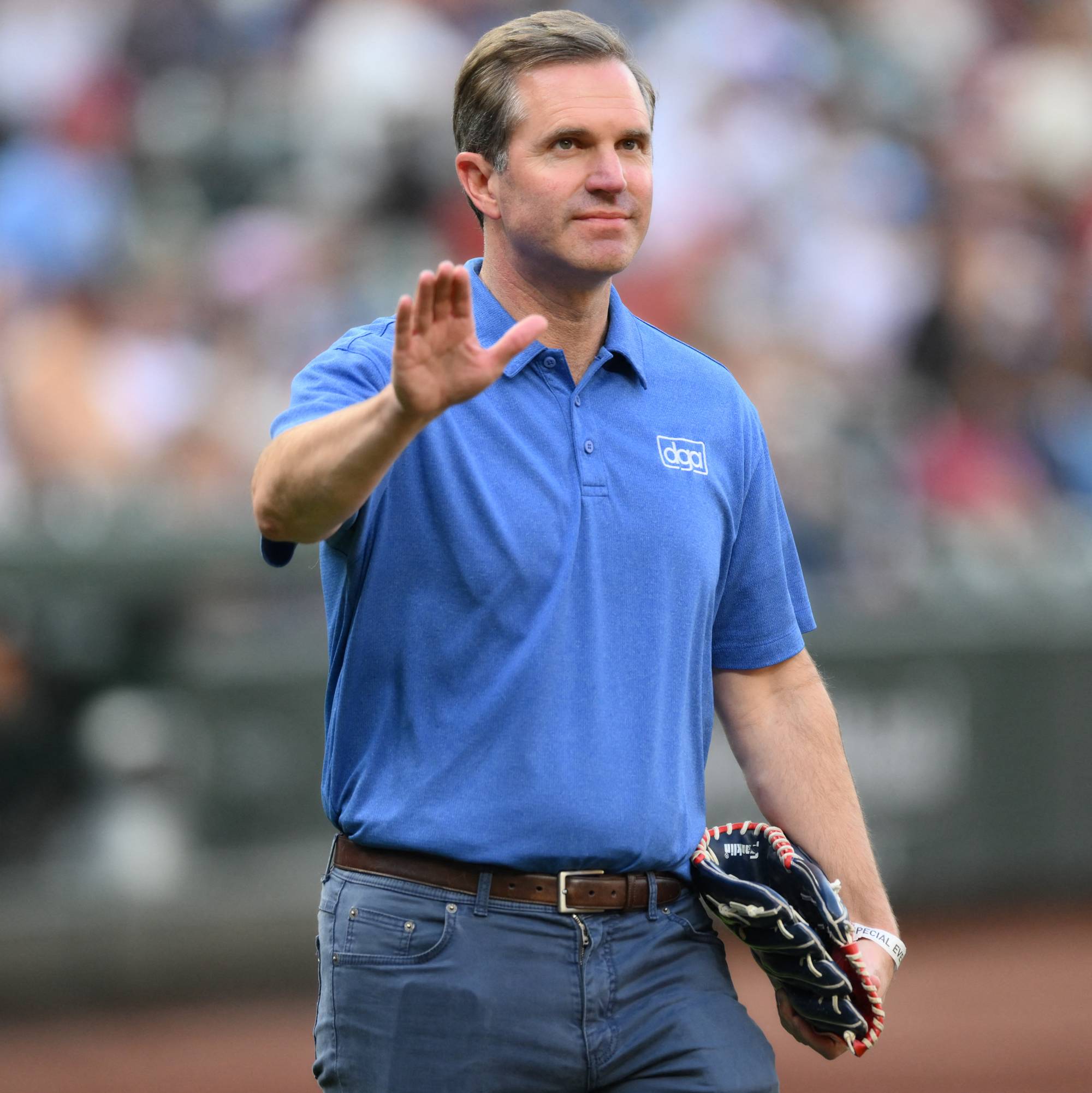 Guvernør Andy Beshear på et sportsarrangement