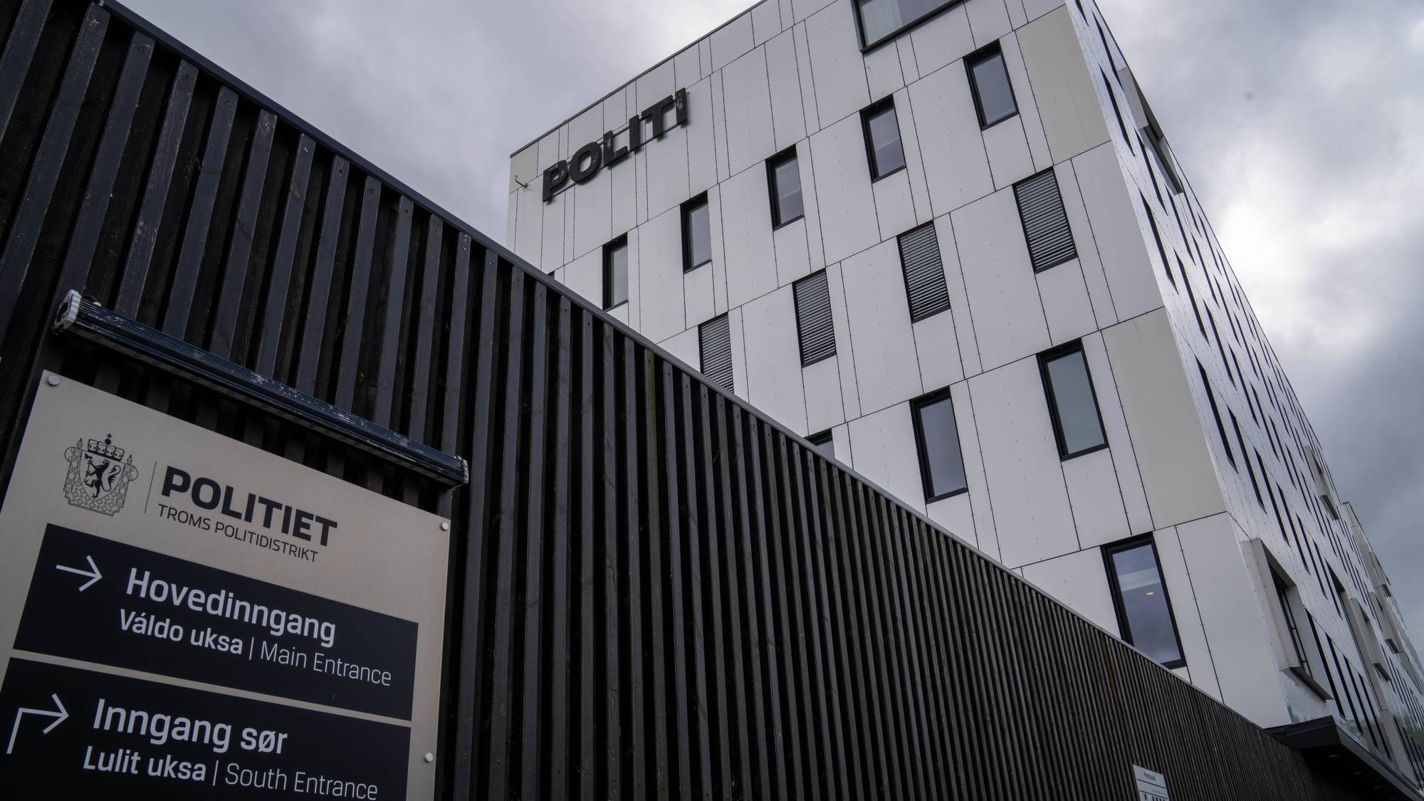 en bygning med gjerde foran (Bildebeskrivelsen er laget av en KI-tjeneste)