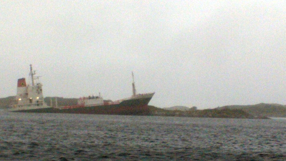 Tankar grunnstøytte i Åfjorden - PÅ GRUNN: Den danske tankaren 'Dart' har gått på grunn i Åfjorden i Hyllestad. - Foto: Atle Inderøy / 