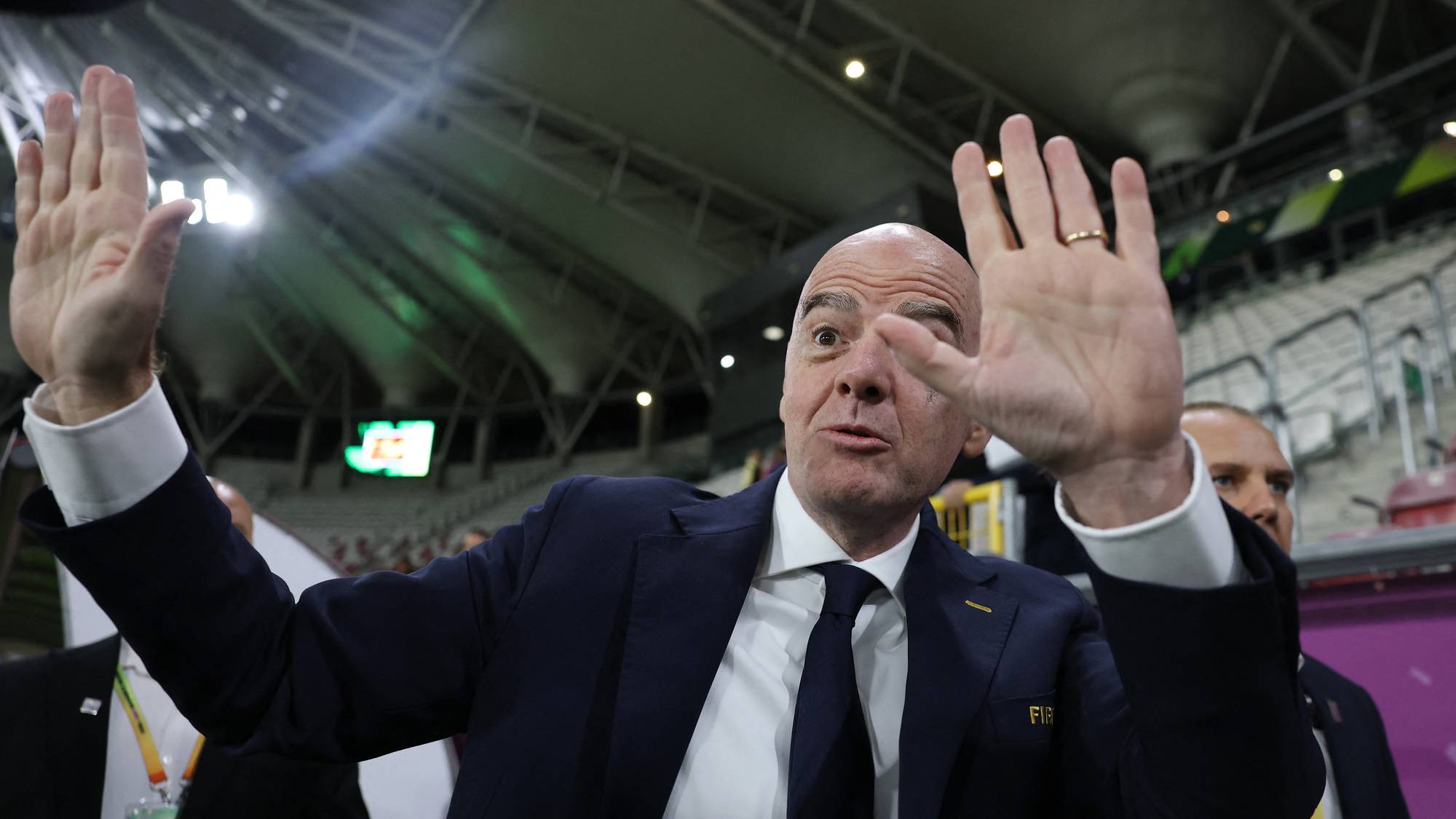 FIFA-president Gianni Infantino vinker med begge hender på en fotballstadion. (Bildebeskrivelsen er laget av en KI-tjeneste)