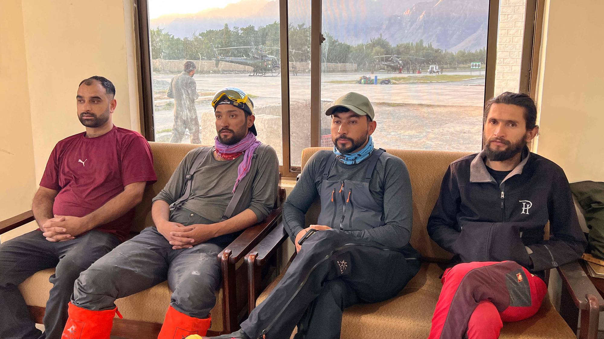 Dette utdelingsbildet tatt og utgitt av Alpine Club of Pakistan 31. juli 2026 viser redningsfjellklatrere før de drar fra Skardu flybase i Pakistans Gilgit-Baltistan på et oppdrag for å lete etter den savnede Nepals fjellklatrer Nirmal Purja og ni andre klatrere etter et snøskred