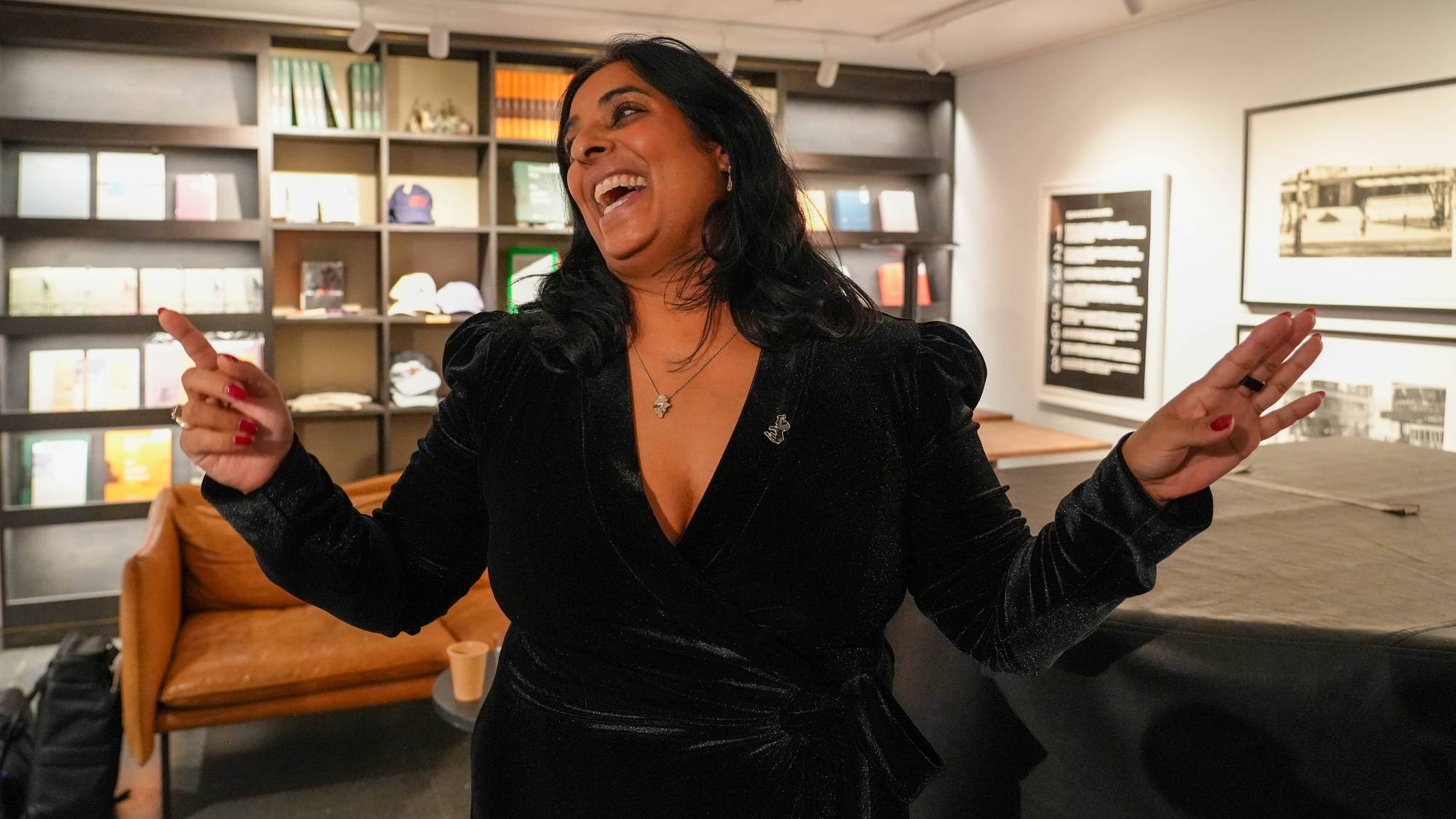 Kultur- og likestillingsminister Lubna Jaffery (Ap) smiler. 