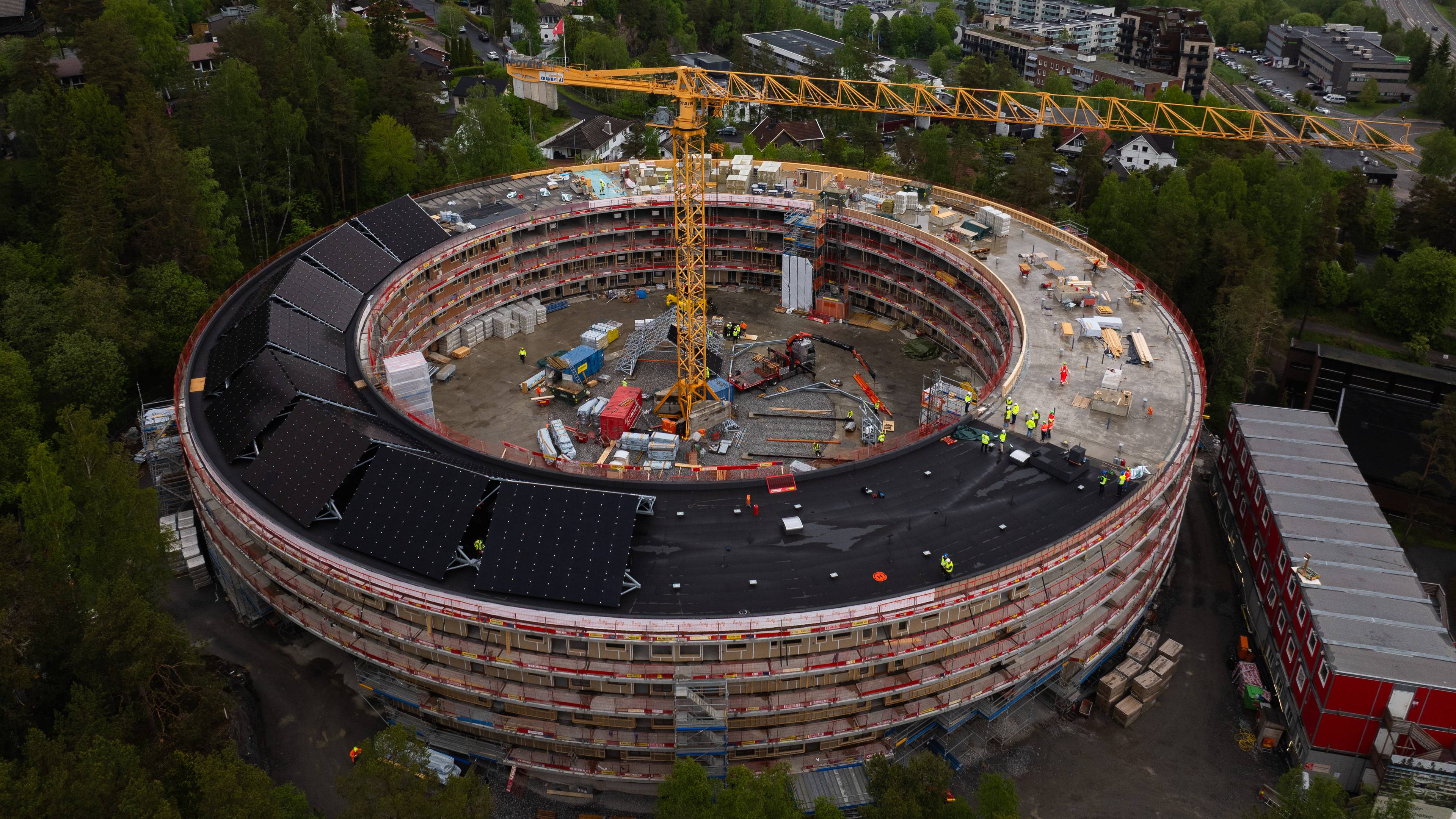 Store solcellepanel heises opp og monteres på taket av det store OBOS-prosjektet OEN, en sirkelformet boligblokk med over 130 leiligheter på Rødtvet i Oslo.