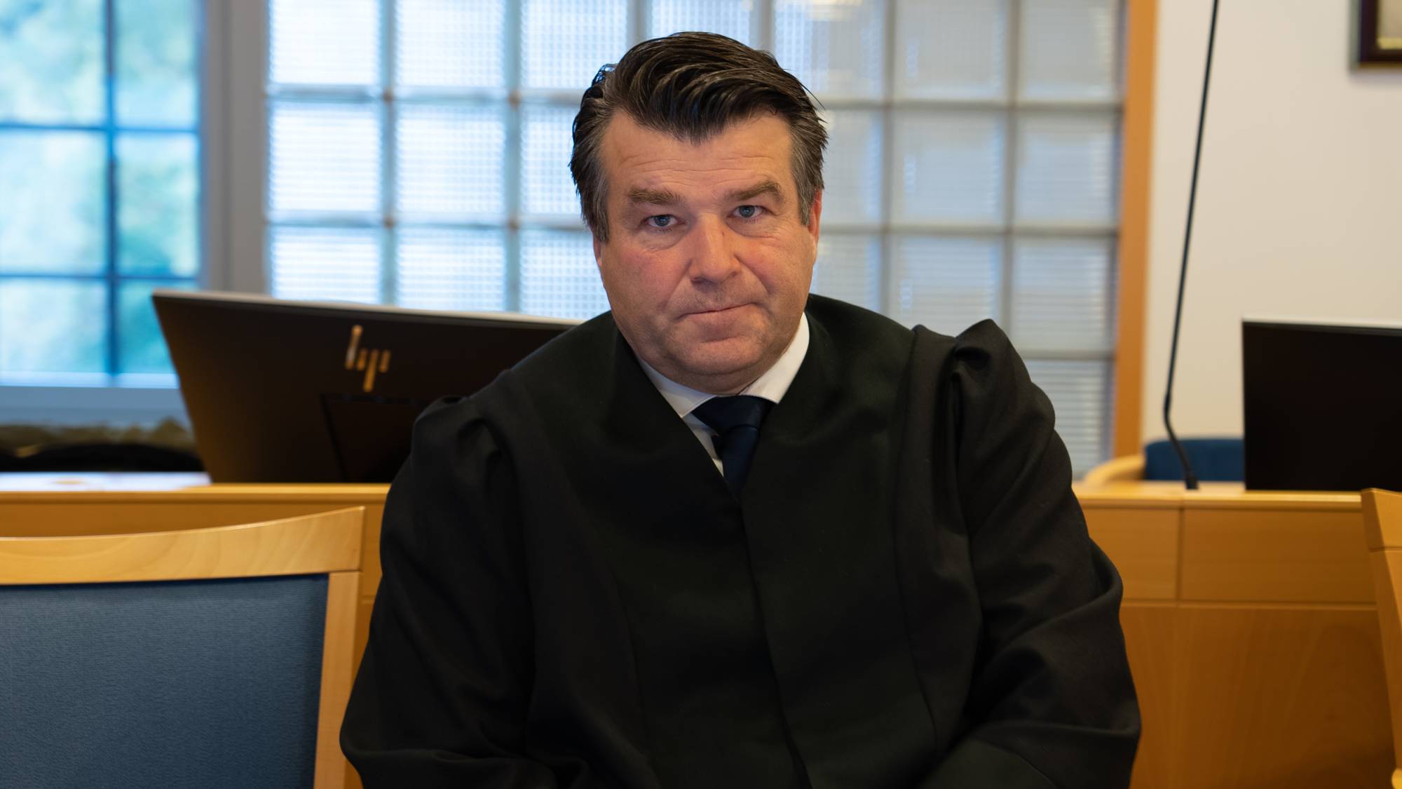 Knut-Erik Storlykken Søvik sitter ved et bord i en rettssal. Han har på seg en svart rettskappe.