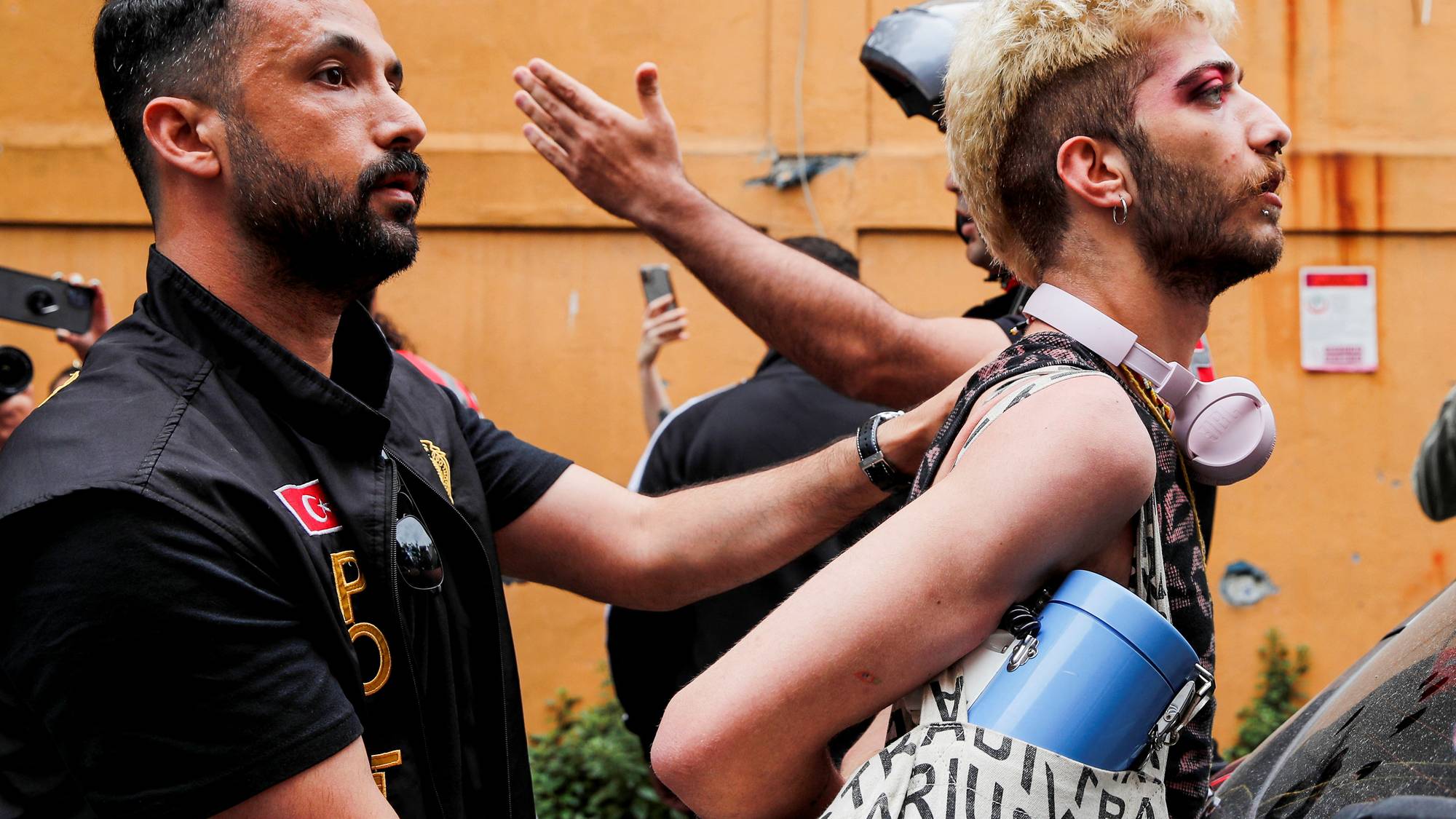 Ein politibetjent arresterar ein aktivist under ein pride-parade i Istanbul. 