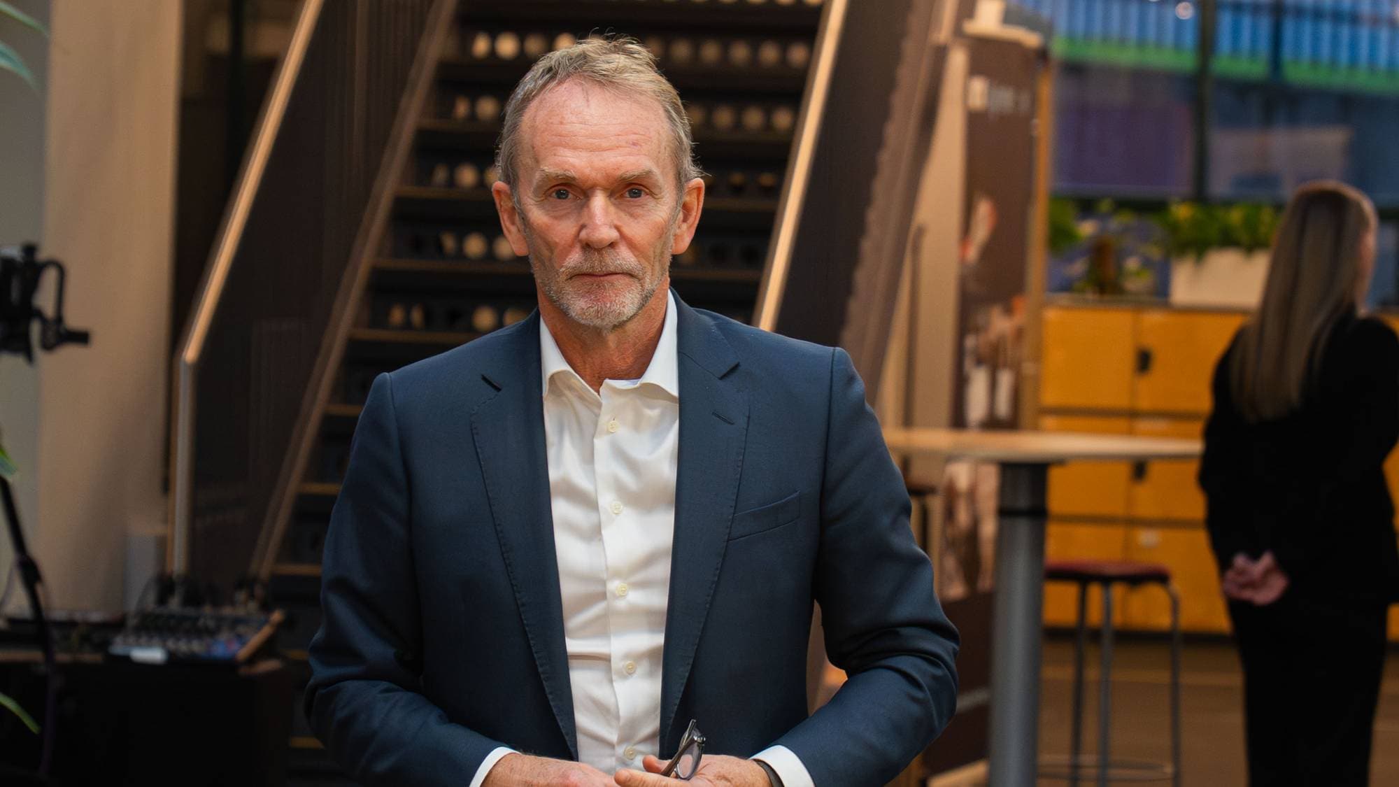 En mann i dress. Harald Magnus Andreassen er ved NRK Dagsnytt 18.