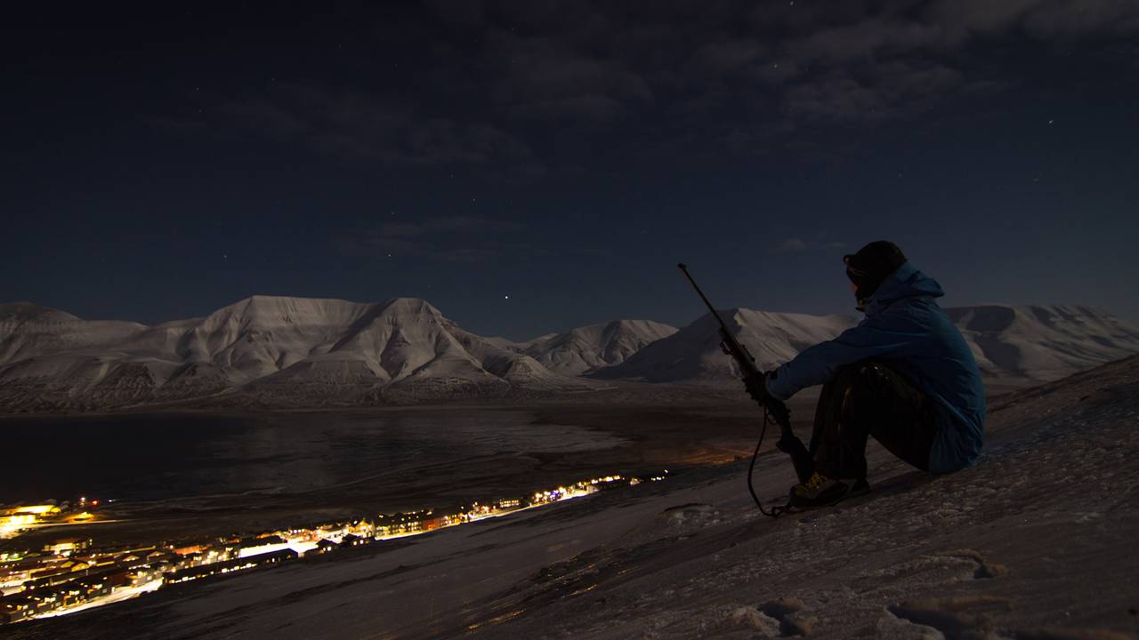 Stian Aadland ser ut over Longyearbyen