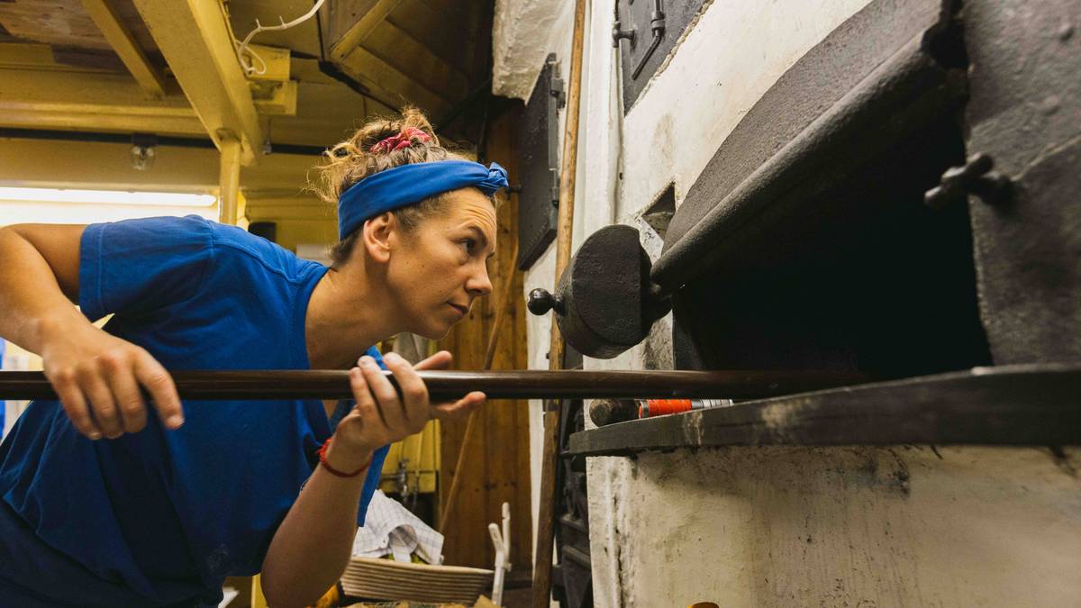 Baker brød og boller med en 146 år gammel ovn