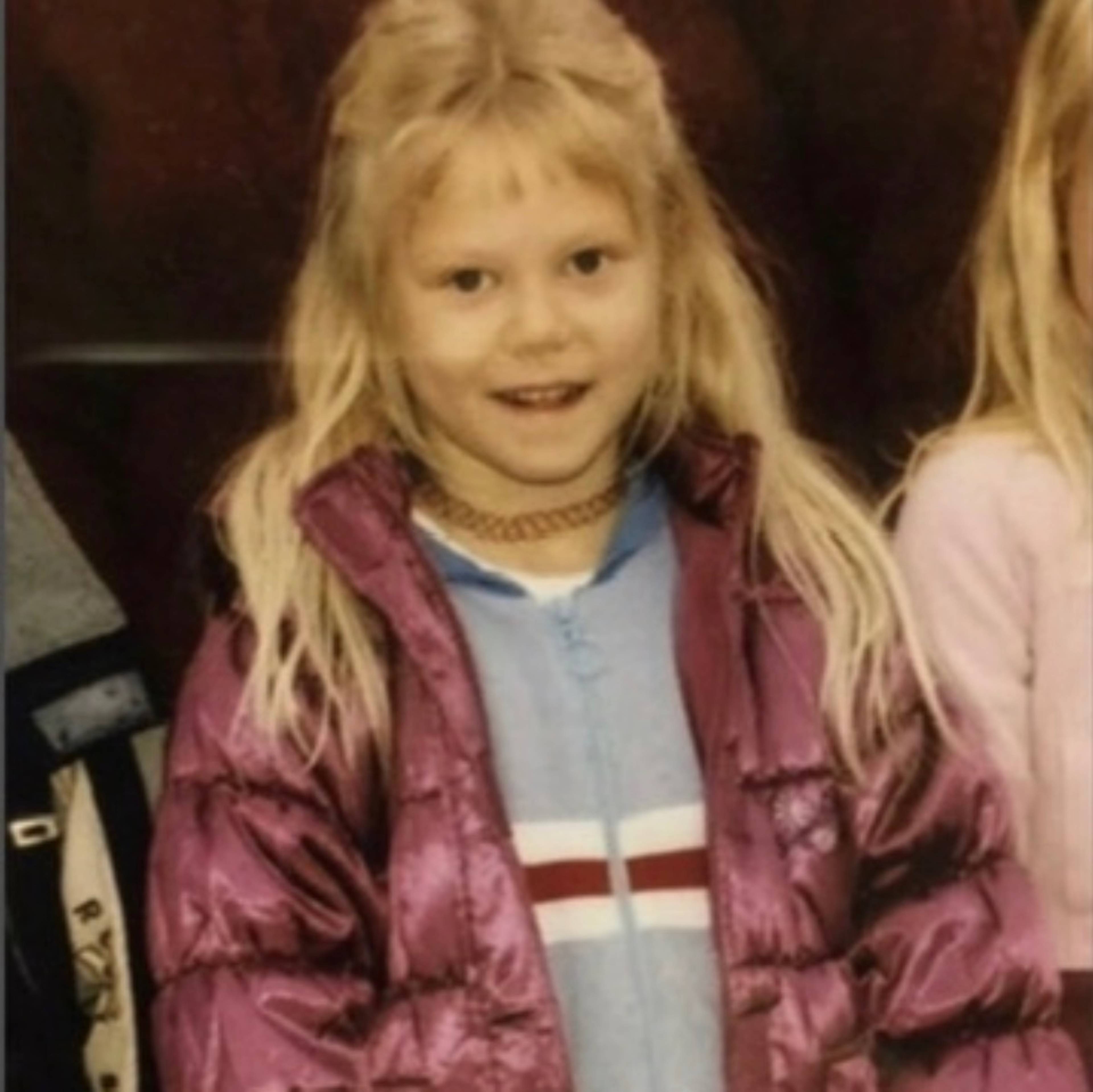 Lita jente i raud jakke.