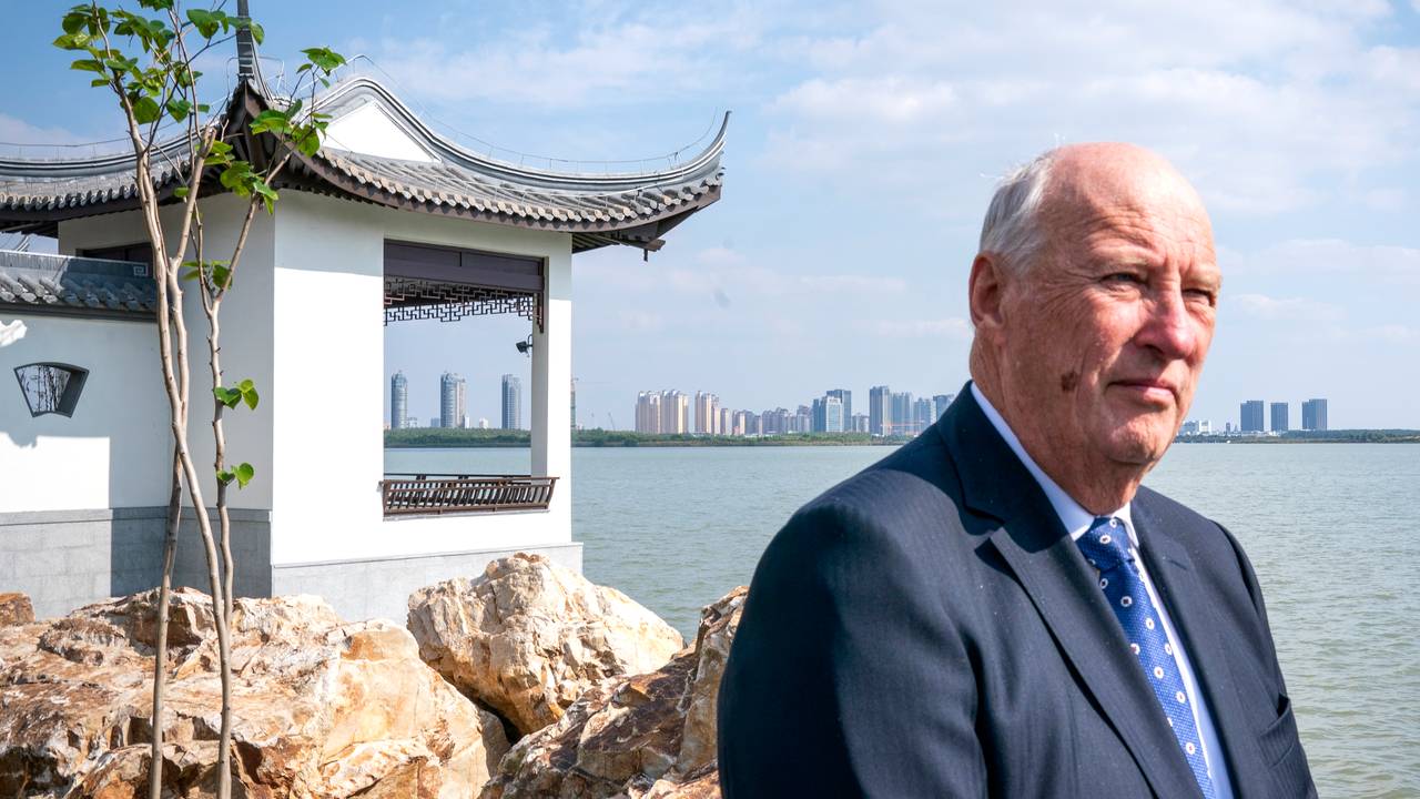 Kong Harald står ved en sjø i i Changshu, vest for Shanghai, under statsbesøket til Kina i 2018
