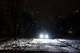 写真:アンドリュー・クラフチェンコ/AFP/NTB ヘッドライトが明るい車が夜の雪道を走っています。周囲は高層ビルが建ち並び、明かりの付く窓はほとんどない。雪が地面に均一に積もっており、この地域には目に見える活動はほとんどありません。車のライトが雪に覆われた道路を照らします。 (画像説明はAIサービスによるものです)