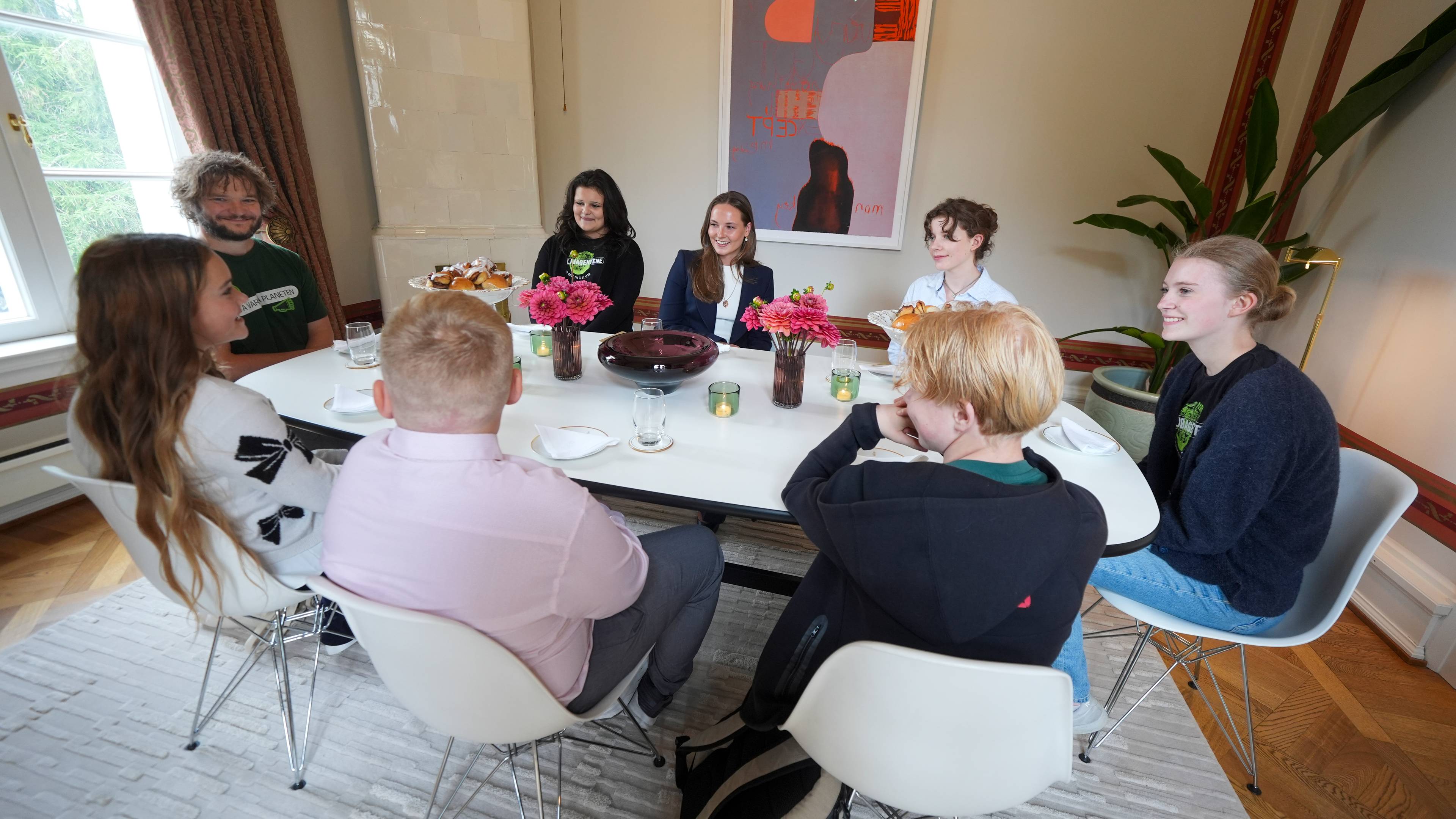 Prinsesse Ingrid Alexandra tar imot Barnas klimapanel i audiens på Slottet. De sitter rundt et bord på prinsessens kontor.
