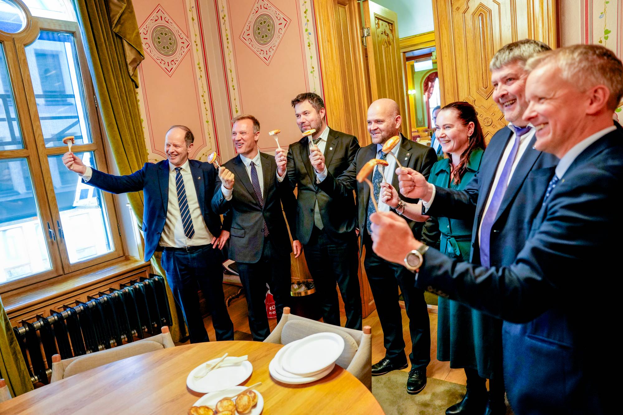 Oslo 20261006. Bård Ludvig Thorheim, Geir Pollestad, Geir Inge Lien, Monica Molvær, Bent Rune Strifeldt og Jørgen Kristiansen feirer med fiskekake etter at Senterpartiet stemte sammen med Høyre, Kristelig Folkeparti og Fremskrittspartiet for å fjerne CO2-avgiften på drivstoff for fiskefartøy fra 1. januar. Foto: Fredrik Varfjell / NTB

