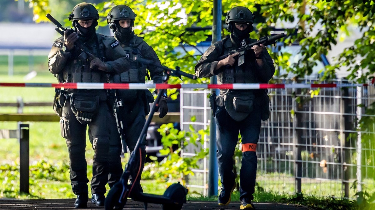 Skyting på rave-party i Sveits En 22 år gammel kvinne drept og minst fem skadet på rave-party i Sveits. Politiet leter etter gjerningspersonen.