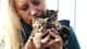 Foto: Rosa Iren Villalobos / NRK En lys kvinne holder fire kattunger