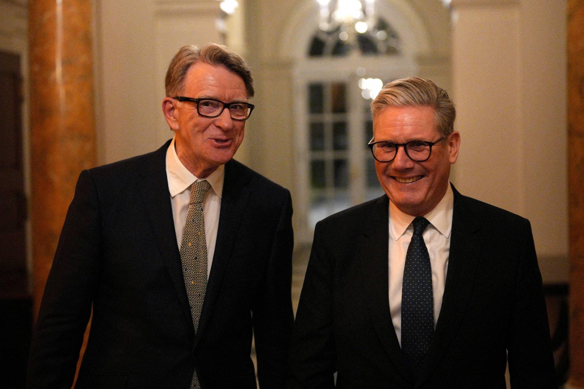 Peter Mandelson og Keir Starmer ler sammen