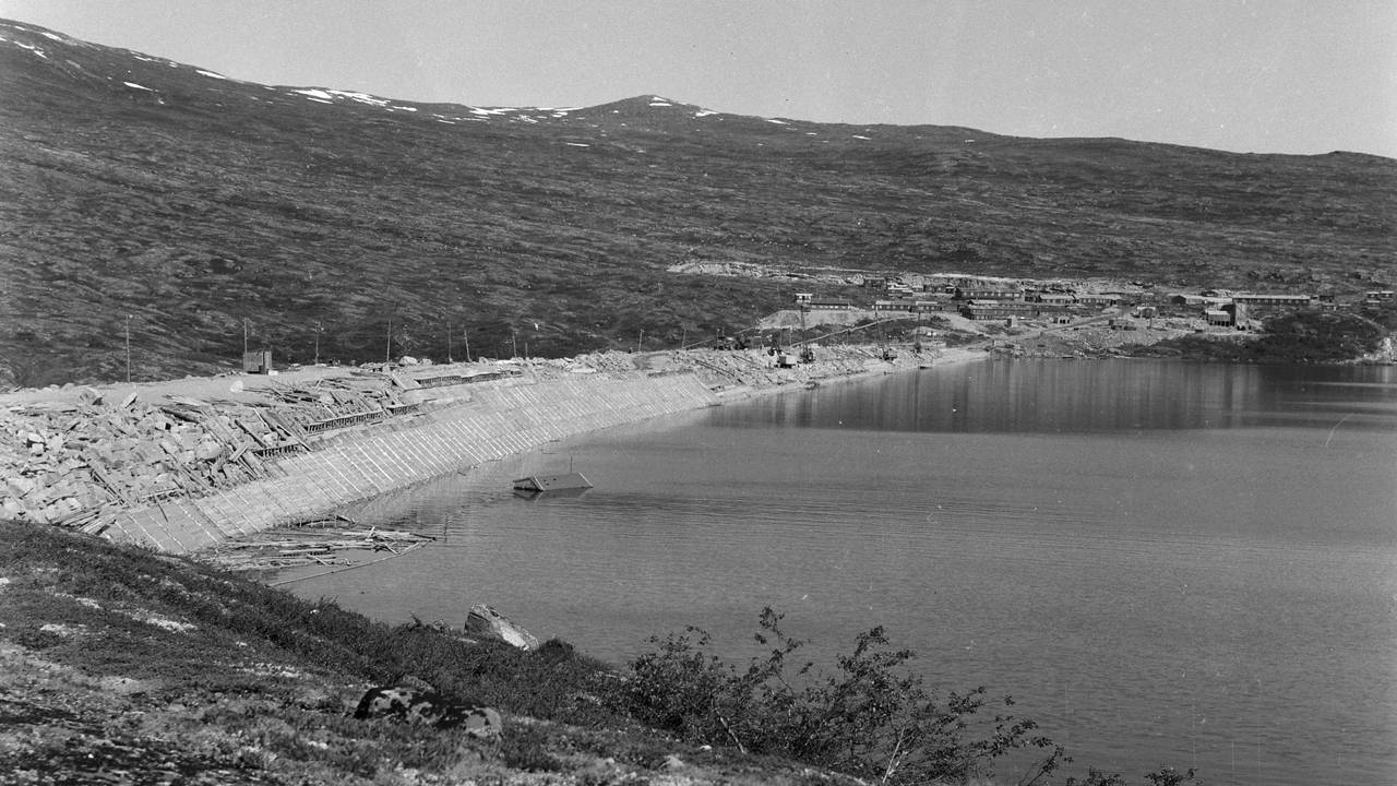 Aursjøen under bygging og oppdemming. Anleggstida Aura 1950-tallet