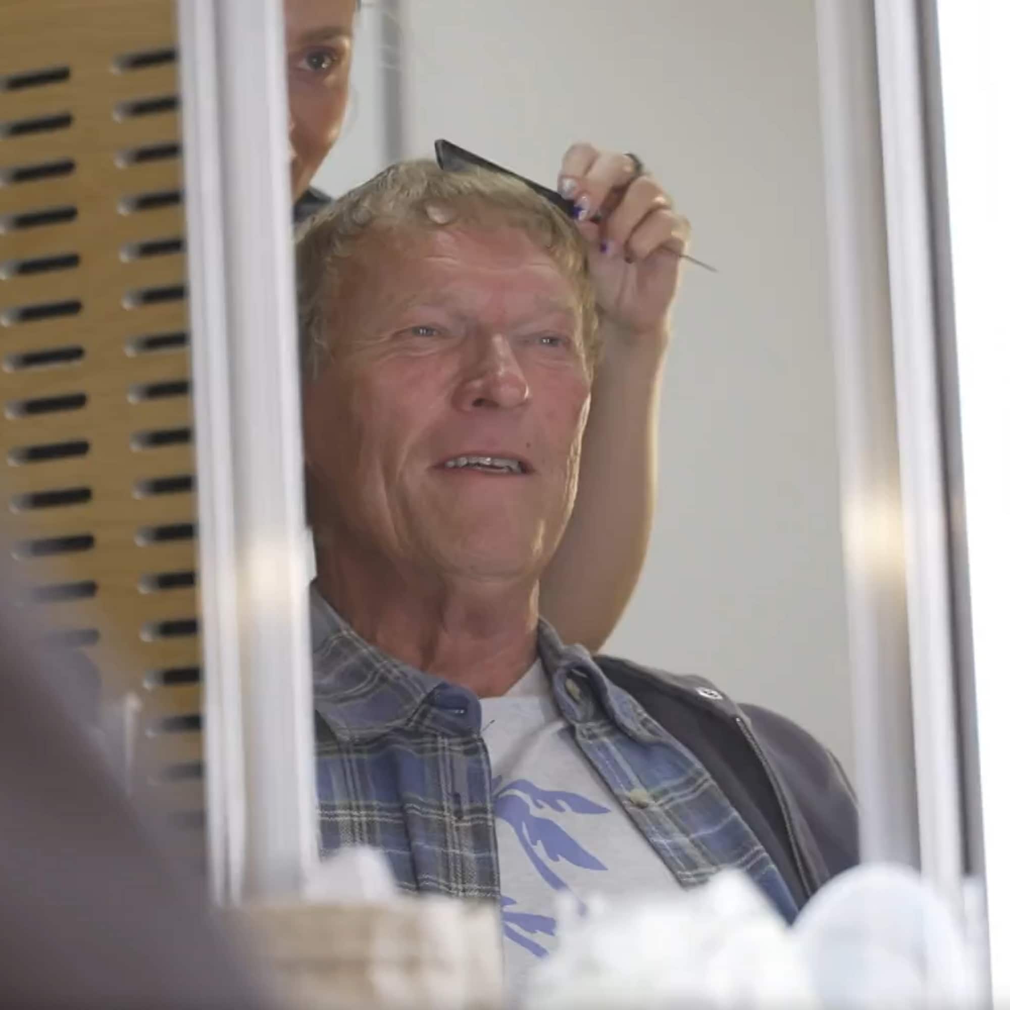 Sven Nordin foran sminkespeilet, sminkør fikser panneluggen