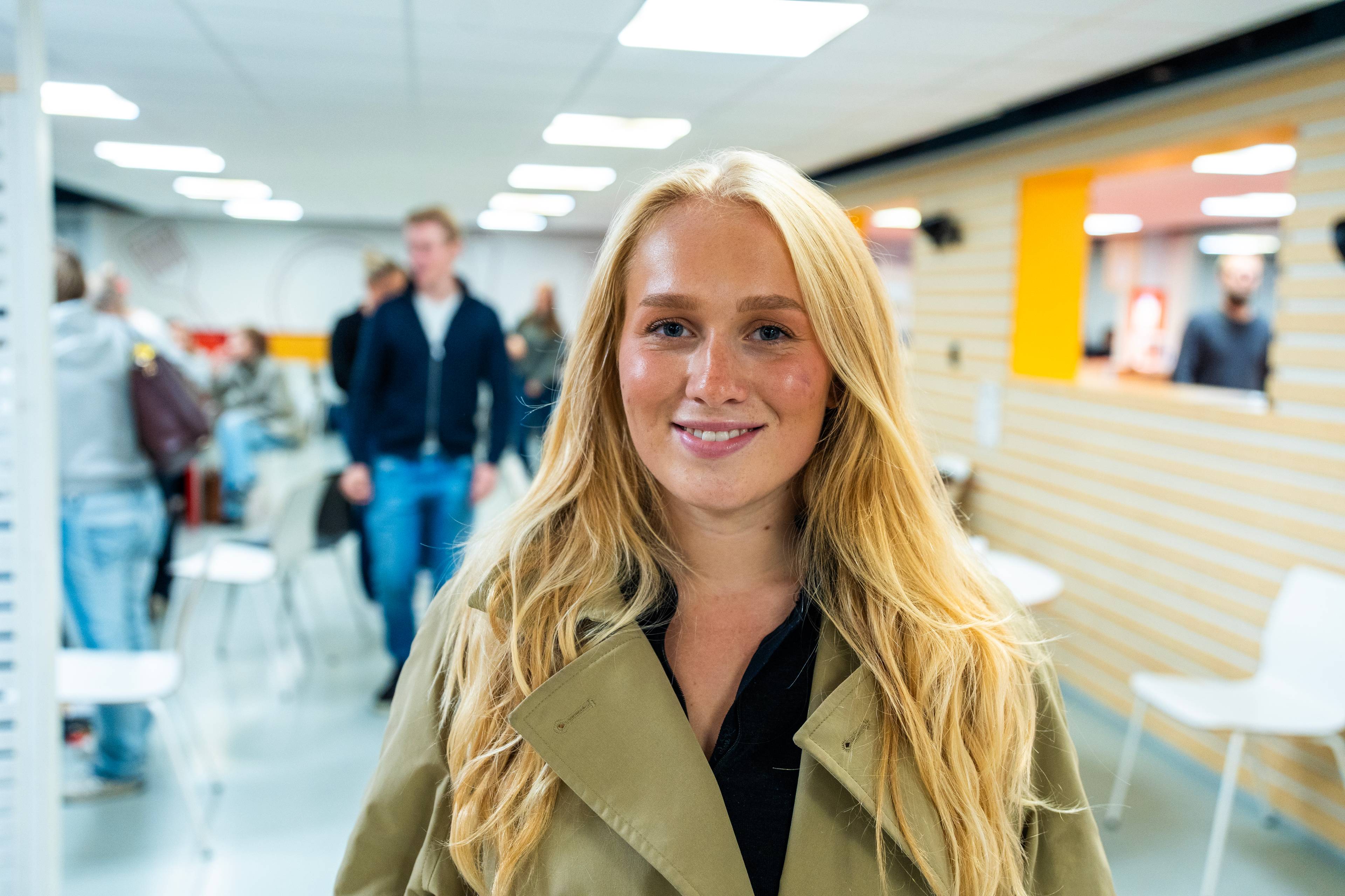 En jente som ser mot kamera og smiler.