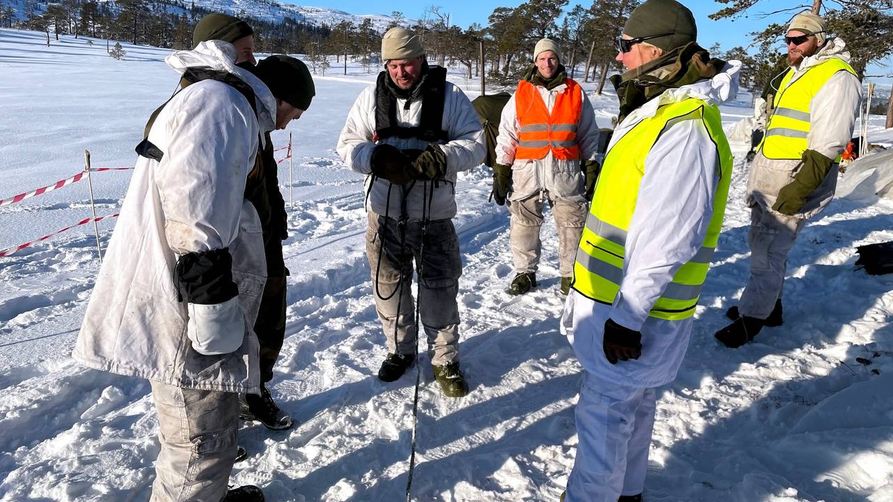 Norske instruktører fra HV trener amerikanske soldater å                     overleve i ekstrem kulde.