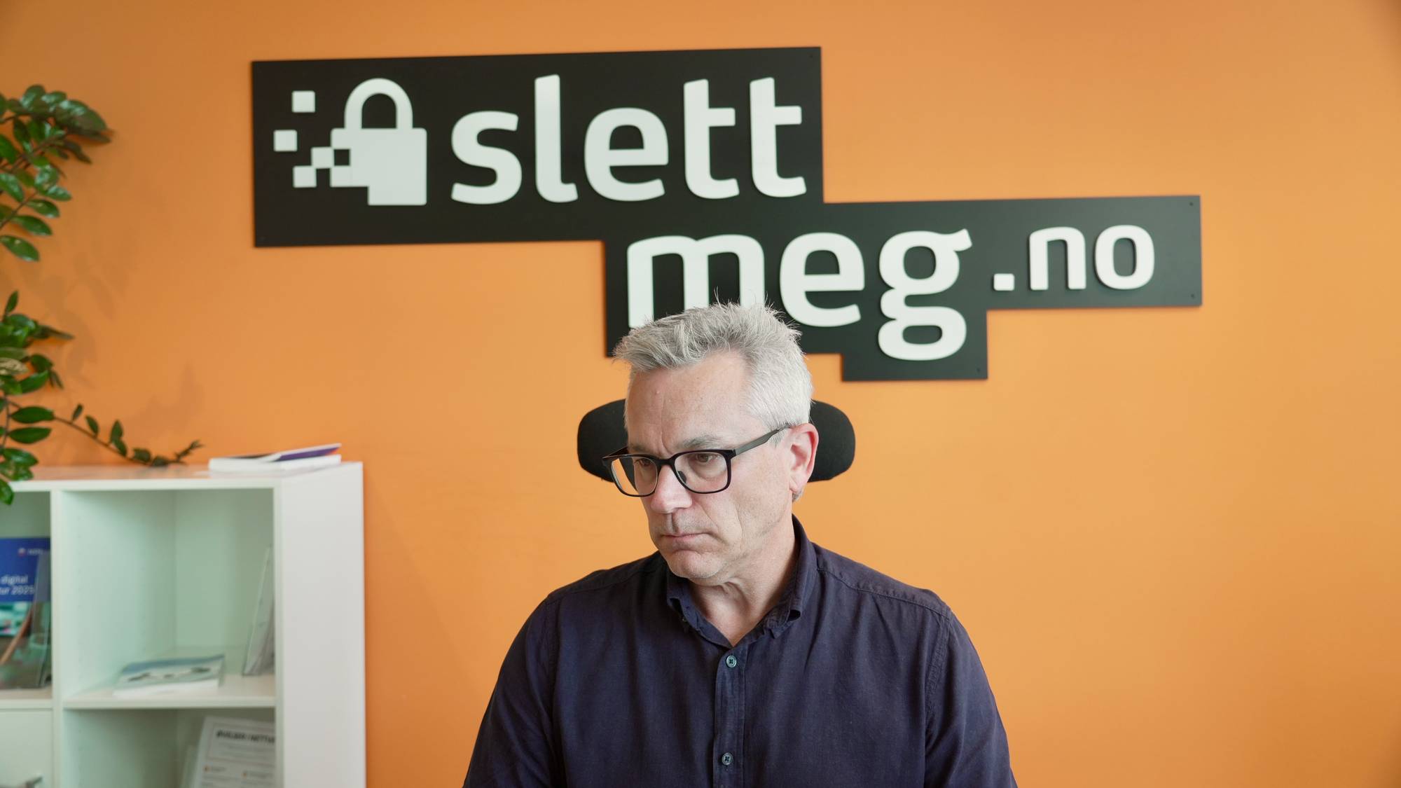 Mann med briller som jobber med PC