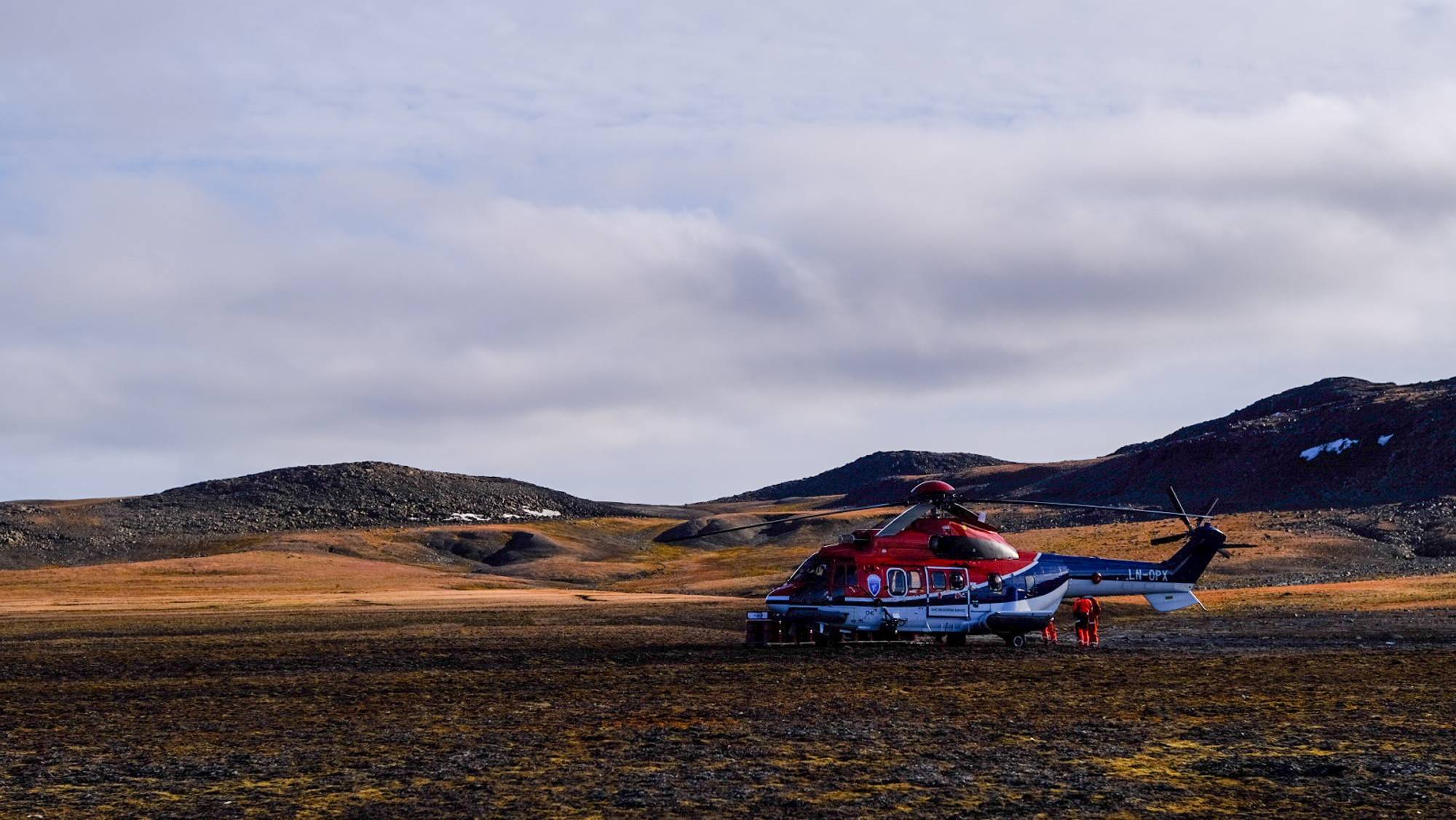 lder fra Astri Aas-Hansen, justisminister, Lars Fause, Sysselmester på Svalbard og Jo Gytri, nestleder Longyearbyen lokalstyre, besøk på Heimland, og Sysselmesterens drivstoffdepot nord på Barentsøya. Bilder fra helikopter er fra helikopterturen på vei fra Barentsøya til Polarsyssel.
