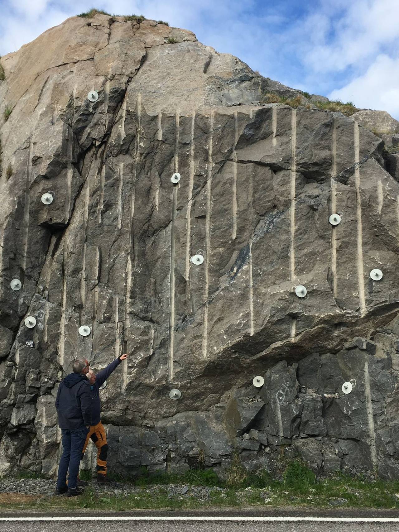 Fjellformasjoner som viser svarte striper.