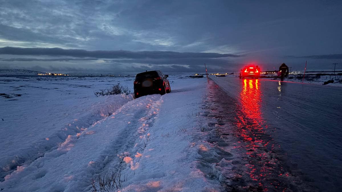 Hålkeføre flere steder i landet: Flere biler har sklidd av veien