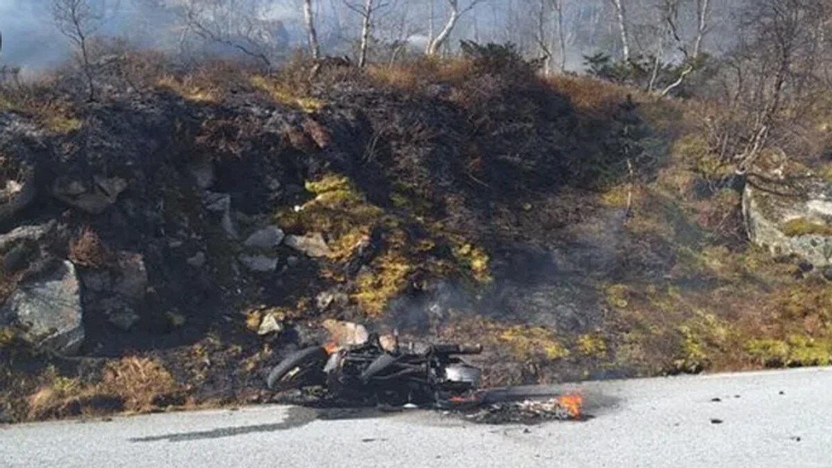 Motorsykkel byrja å brenne under køyring – spreidde seg til terrenget
