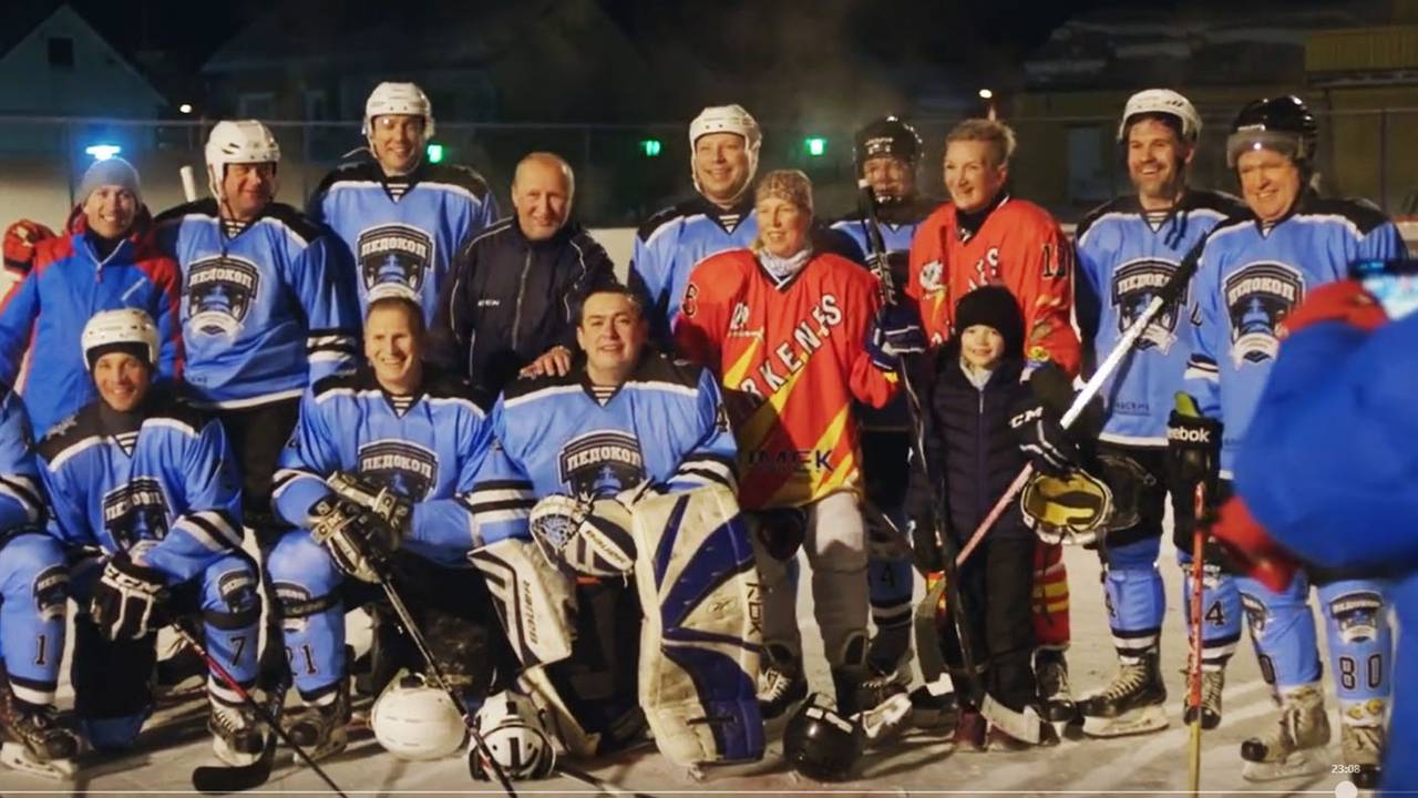 Guro Brandshaug fra Kirkenes Puckers sammen med spillerne fra Murmansk