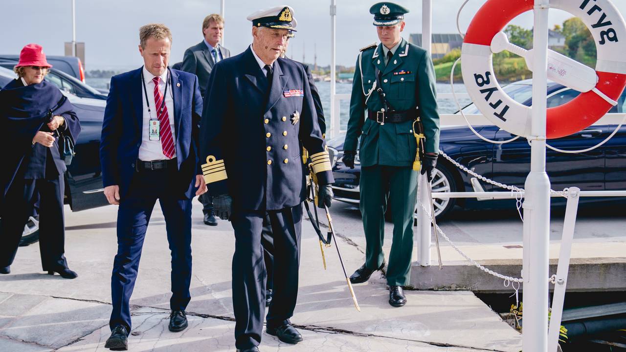 Kongen debarker kongeskipet