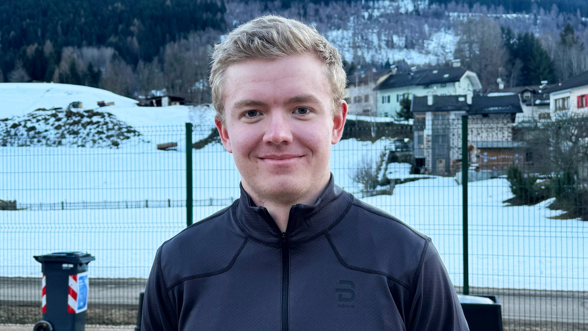 Simen Finjord med skiløyper i bakgrunnen.