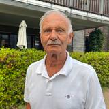 Photo: Marie Belseth Sanden / NRK A man standing outside an apartment