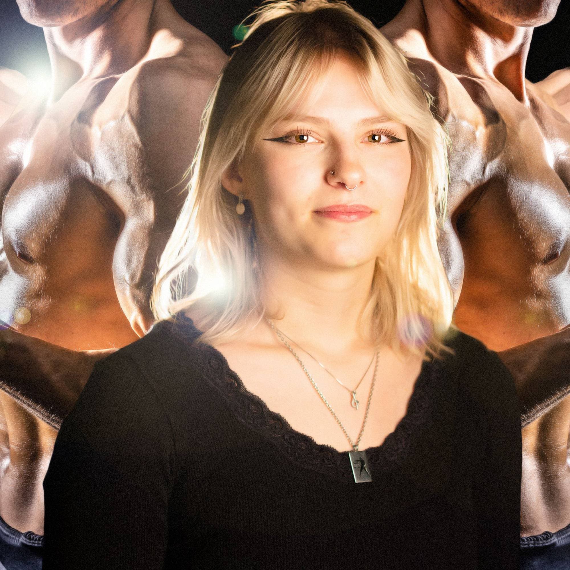 En jente med kort blondt hår står foran fire muskuløse mannekropper. 
