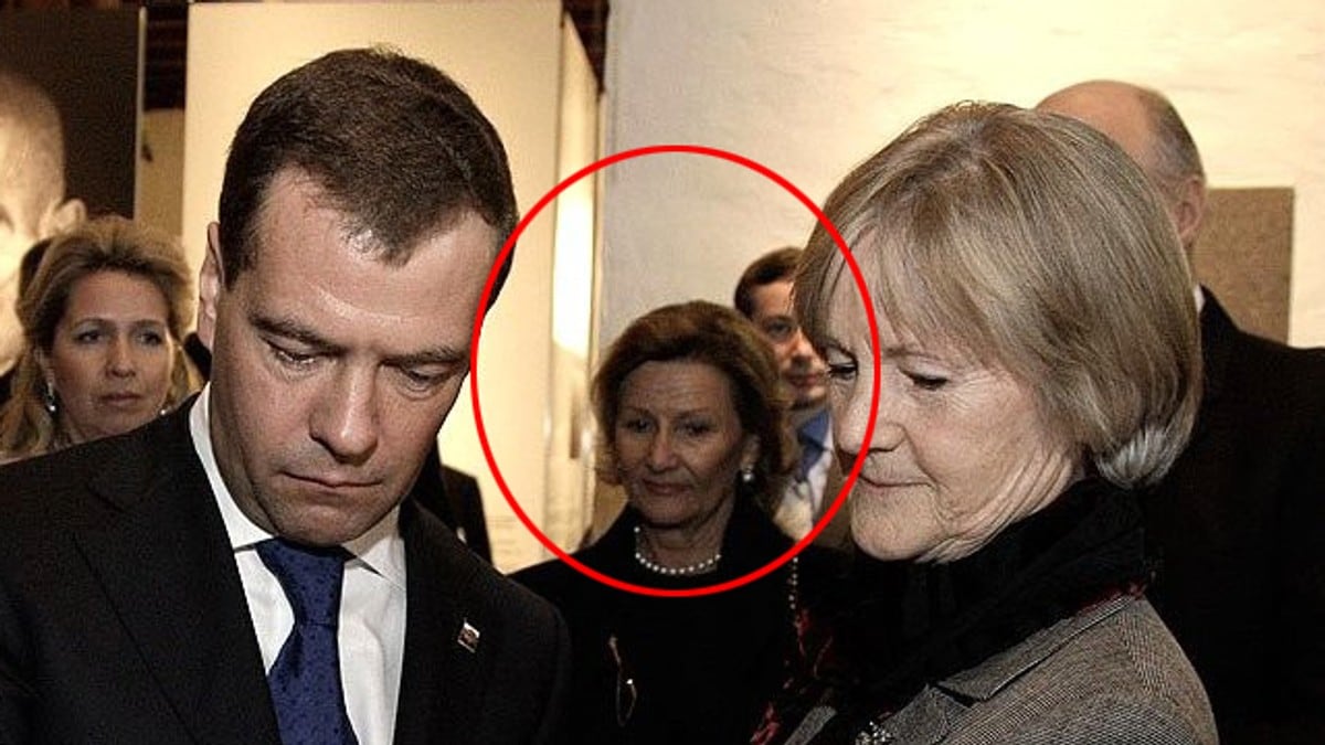 PST mener han er en russisk spion – her står han bak dronning Sonja