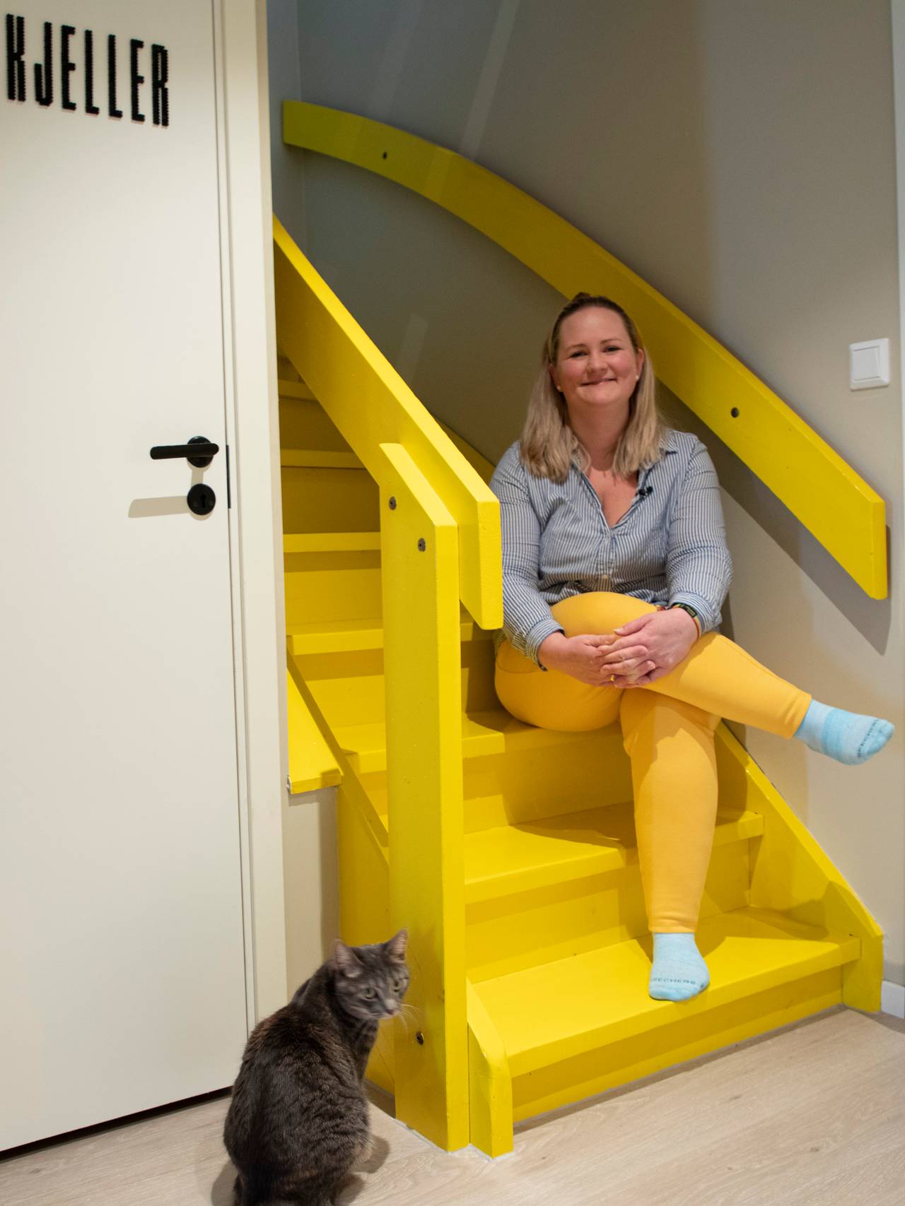 Karoline Omlie i gul trapp
