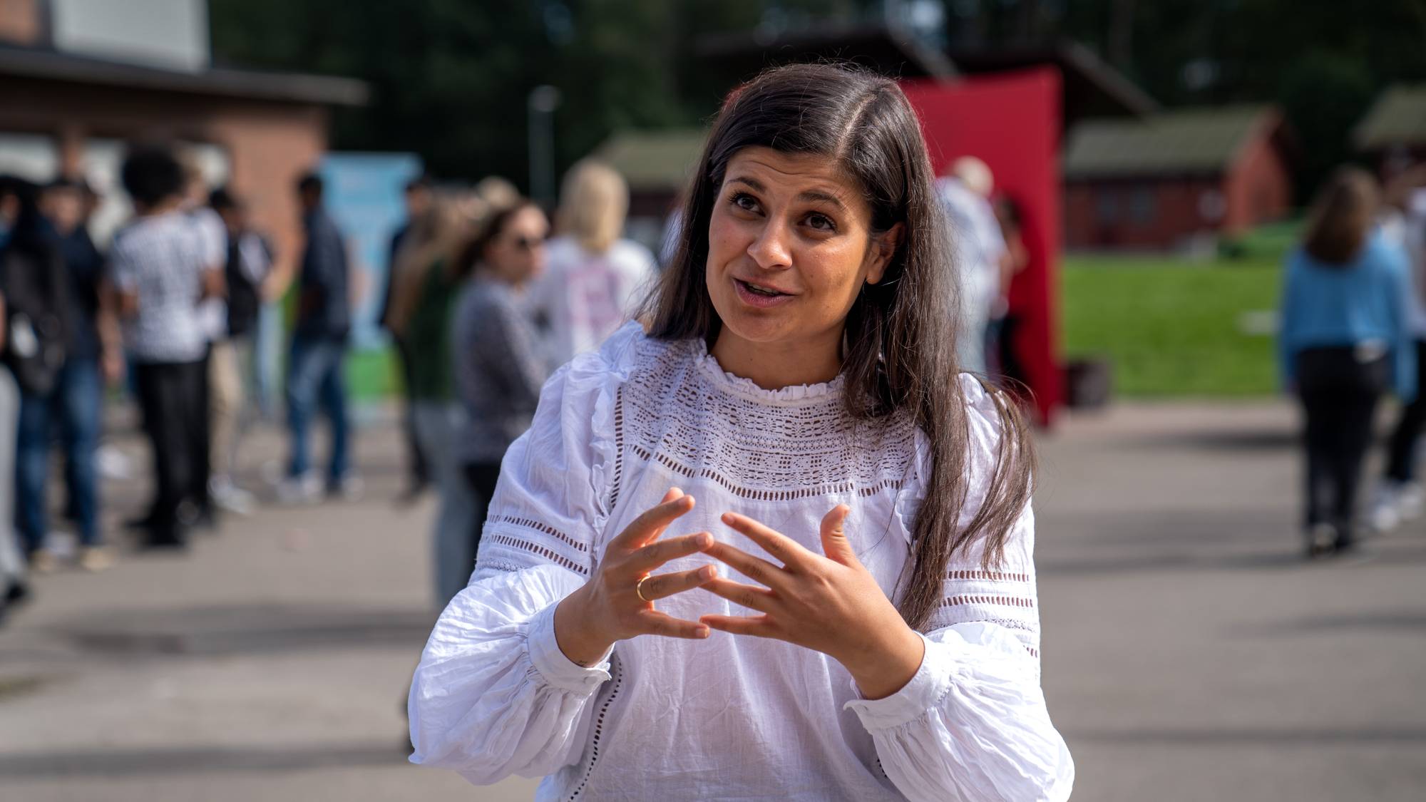Engasjert Hoda Imad i skolegård