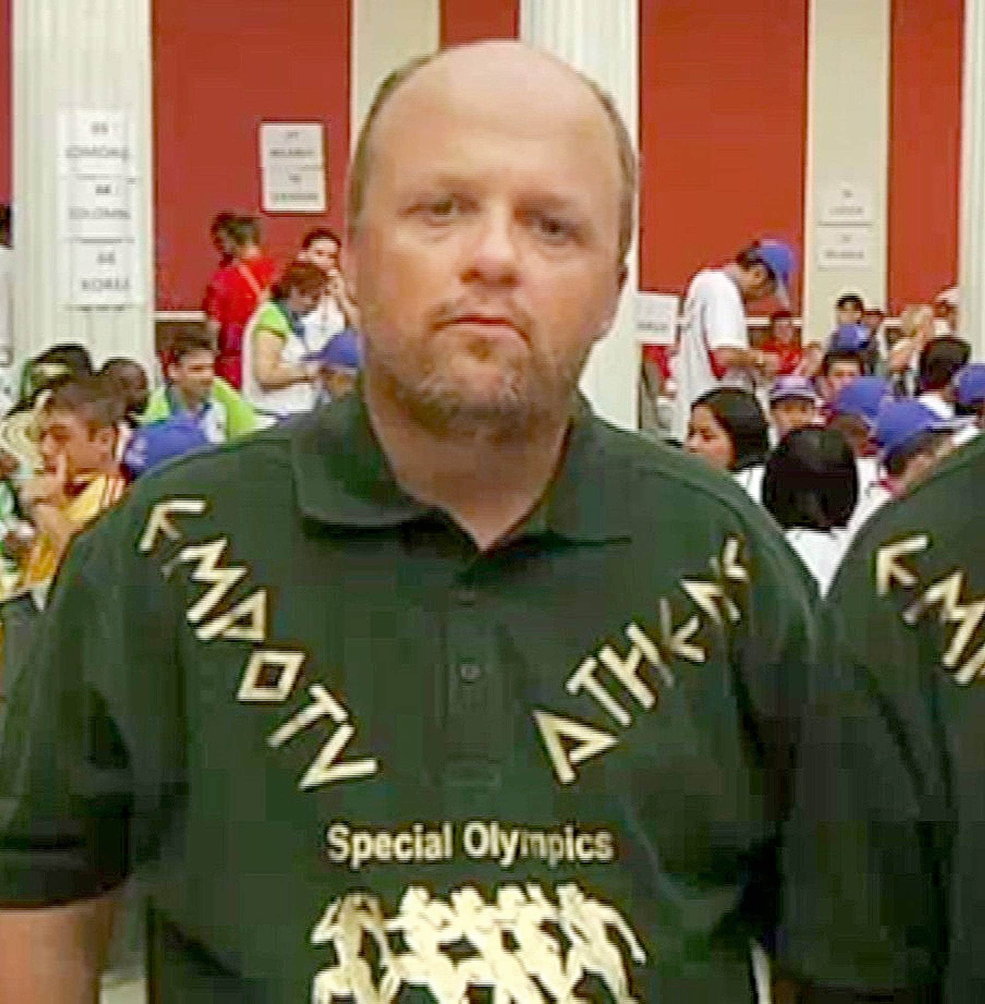 Steinar Wangen ser inn i kameraet. Han har på seg grønn skjorte og har et passivt uttrykk. Han er snauklipt og har kort skjegg.