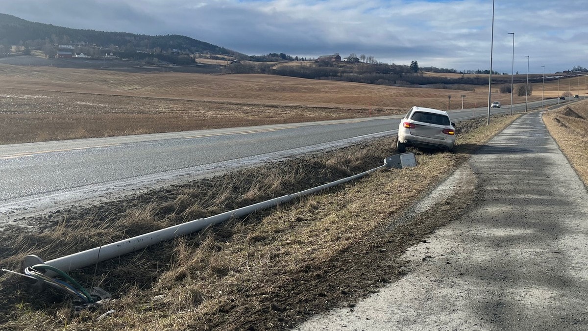 Trafikkulykke p&aring; E6 i Levanger &ndash; bil k&oslash;yrde ned fleire lyktestolpar