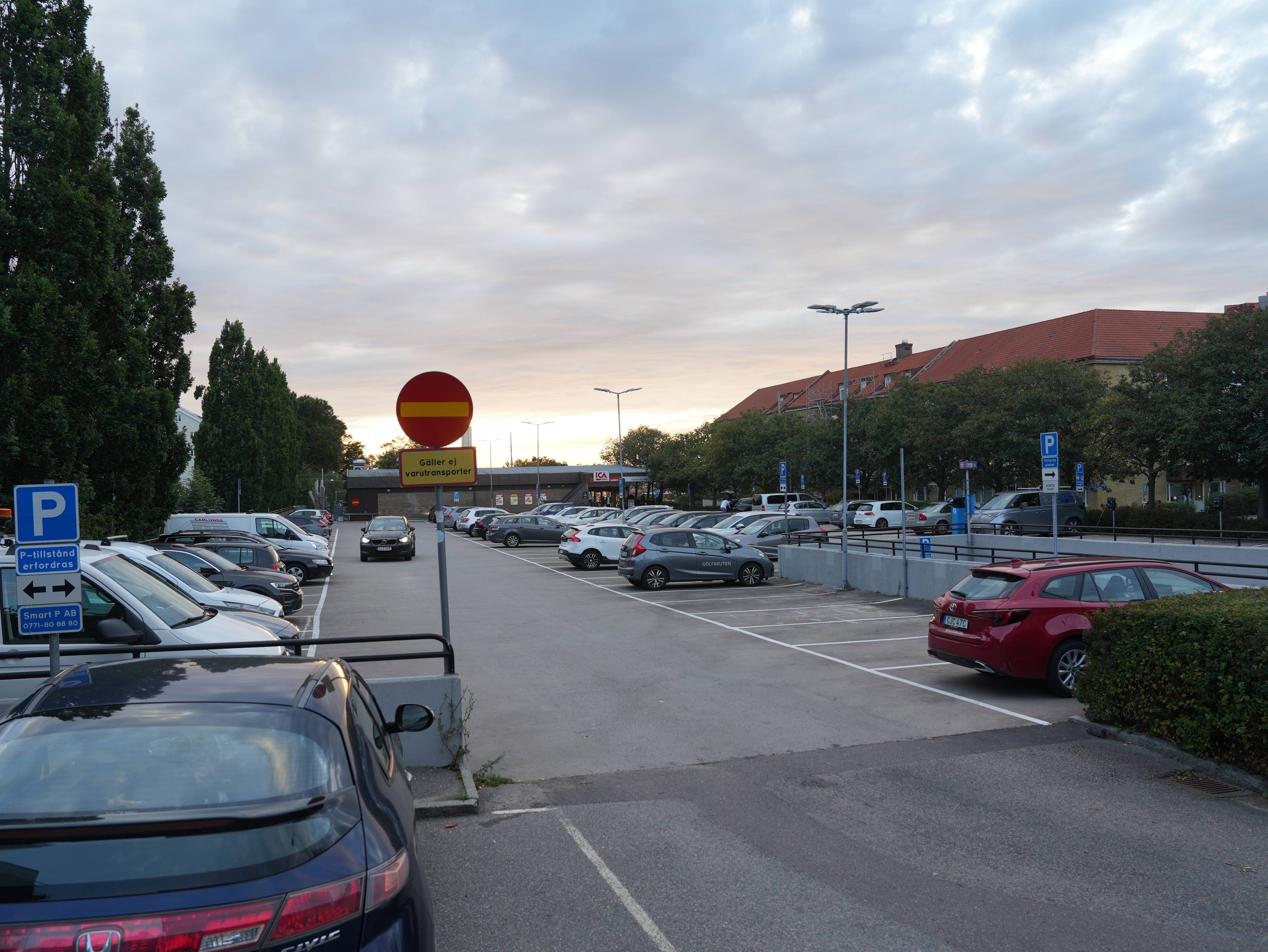 en parkeringsplass full av biler